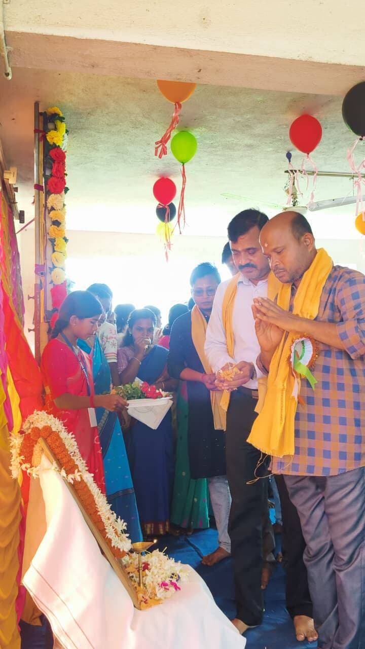 আজ শিক্ষক দিবস উপলক্ষে সুমতি নগর হাই স্কুল এর পক্ষ থেকে ডঃ সর্বপল্লী রাধাকৃষ্ণন এর প্রতিকৃতিতে মাল্যদান করা হয়, প্রদীপ প্রজ্বলন এর মধ্য দিয়ে অনুষ্ঠানের শুভ সূচনা হয়। প্রারম্ভিক ভাষণ উপস্থাপিত করেন বিদ্যালয়ের ভারপ্রাপ্ত শিক্ষক শ্রী অনুকুল পাত্র মহাশয়। ছাত্র-ছাত্রীরা শিক্ষক-শিক্ষিকা এবং শিক্ষা কর্মীদের শ্রদ্ধা জ্ঞাপন করে। বক্তৃতা আবৃত্তি নাচ গান এবং নাটক এর মধ্য দিয়ে সুন্দর অনুষ্ঠান অনুষ্ঠিত হয়। ২০২৫ শিক্ষা বর্ষের একজন ছাত্র এবং একজন ছাত্রীকে পুরস্কৃত করা হয় । ২০২৬ মাধ্যমিক পরীক্ষায় বিদ্যালয়ের ভৌত বিজ্ঞানে সর্বোচ্চ নাম্বার প্রাপক একজন ছাত্র এবং ছাত্রীকে পুরস্কৃত করা হয়। এছাড়া 2025 শিক্ষাবর্ষে বিভিন্ন শ্রেণীতে প্রথম, দ্বিতীয়, তৃতীয়, স্থান অধিকারী কে পুরস্কৃত করা হয়।
২০২৫ শিক্ষাবর্ষে বর্ষসেরা একজন ছাত্র এবং ছাত্রীকে পুরস্কৃত করা হয়।