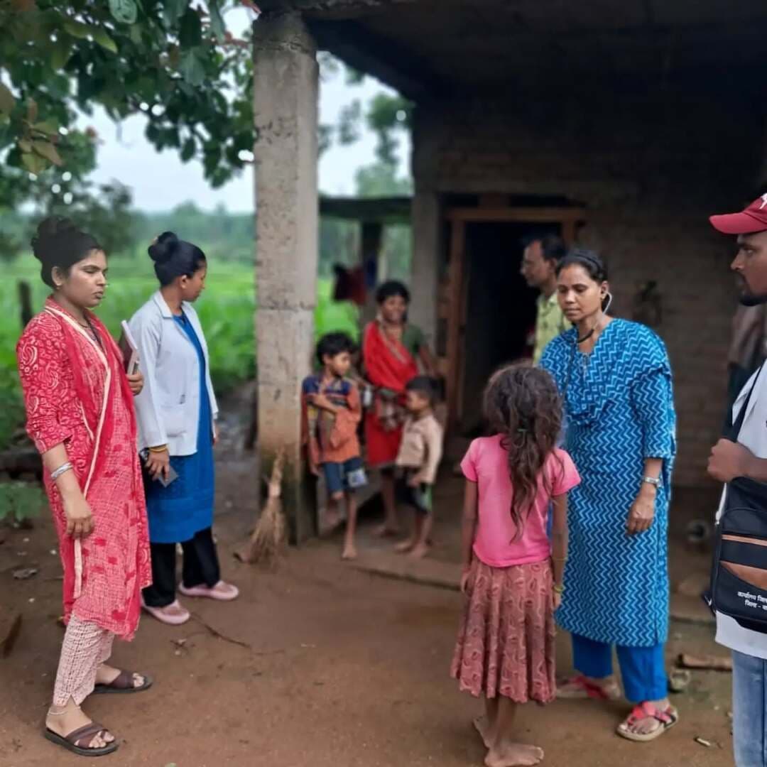 बालाघाट जिले के बीमारी से प्रभावित ग्रामों में स्वास्थ्य विभाग की टीम निरंतर तत्परता से अपने दायित्वों का निर्वहन कर रही है।
