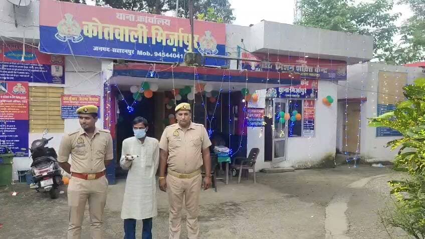 दि सहारनपुर वॉइस / न्यूज़ 7
सच्चाई के साथ हरदम
*👉🏾👉🏾मिर्जापुर पुलिस का चेकिंग अभियान नाजायज चाकू के साथ एक अभियुक्त गिरफ्तार!!*
*👉🏾👉🏾SHO विनोद कुमार के नेतृत्व में कार्रवाई, आलमपुर निवासी मसूर के खिलाफ आर्म्स एक्ट में मुकदमा दर्ज!!*
*मिर्जापुर/सहारनपुर*
_वरिष्ठ पुलिस अधीक्षक सहारनपुर के निर्देशन में अपराध एवं अवैध गतिविधियों की रोकथाम के लिए चलाए जा रहे अभियान के तहत मिर्जापुर थाना पुलिस ने चेकिंग के दौरान एक अभियुक्त को नाजायज चाकू के साथ गिरफ्तार किया है।पुलिस के अनुसार, पुलिस अधीक्षक ग्रामीण एवं क्षेत्राधिकारी बेहट के निकट पर्यवेक्षण तथा थाना प्रभारी विनोद कुमार के कुशल नेतृत्व में पुलिस टीम द्वारा 05 सितंबर 2026 को चेकिंग अभियान चलाया जा रहा था। इसी दौरान करीब 11:18 बजे बिजलीघर के बराबर रजवाहे पर बिजलीघर के पिछले कोने से एक संदिग्ध व्यक्ति को पकड़ा गया।तलाशी के दौरान उसके कब्जे से एक नाजायज चाकू बरामद हुआ। पूछताछ में गिरफ्तार अभियुक्त की पहचान मसूर पुत्र मंजूर, निवासी ग्राम आलमपुर, थाना मिर्जापुर, जिला सहारनपुर के रूप में हुई।पुलिस ने बरामदगी के आधार पर थाना मिर्जापुर में मु0अ0सं0 279/2026, धारा 4/25 आर्म्स एक्ट के तहत मुकदमा दर्ज किया है। पुलिस के मुताबिक अभियुक्त के विरुद्ध उक्त मुकदमे के अलावा कोई अन्य आपराधिक मुकदमा दर्ज नहीं है।गिरफ्तार अभियुक्त के विरुद्ध आवश्यक वैधानिक कार्रवाई करते हुए उसे माननीय न्यायालय के समक्ष पेश किया जा रहा है!!_#सहारनपुर #मिर्जापुर #मिर्जापुरपुलिस #सहारनपुरपुलिस #पुलिसकार्रवाई #चेकिंगअभियान #नाजायजचाकू #अवैधहथियार #अभियुक्तगिरफ्तार #आर्म्सएक्ट #SHOVinodKumar #विनोदकुमार #पुलिसअभियान #अपराधपरअंकुश #अपराधियोंपरकार्रवाई #यूपीपुलिस #UPPolice #SaharanpurNews #MirzapurNews #News7 #दि_सहारनपुर_वॉइस #सच्चाई_के_साथ_हरदम #BreakingNews #LatestNews #PoliceAction