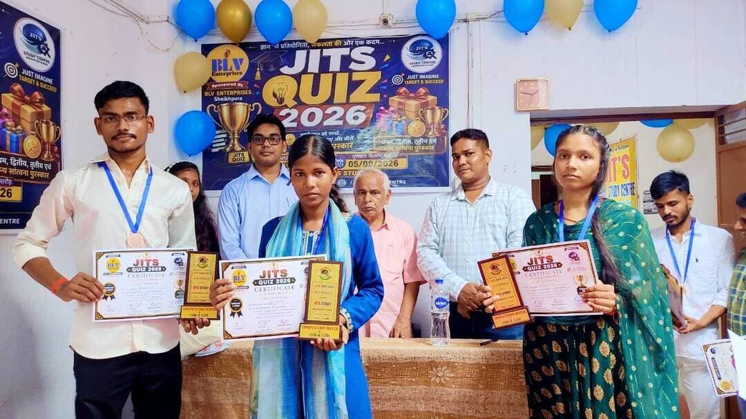 JITS Study Centre में क्विज प्रतियोगिता के सफल छात्र-छात्राओं को किया गया सम्मानित।
शेखपुरा में शिक्षक दिवस के शुभ अवसर पर शहर के कच्ची रोड स्थित JITS Study Centre द्वारा सम्मान समारोह का आयोजन किया गया। इस दौरान संस्थान की ओर से आयोजित क्विज प्रतियोगिता परीक्षा का आयोजन कराया गया था। उसके बाद परीक्षा में सफल छात्र-छात्राओं को प्रमाण पत्र , मेमेंटो एवं सम्मान देकर उत्साहित किया गया।
कार्यक्रम के दौरान सफल विद्यार्थियों के चेहरे पर खुशी देखने को मिली। संस्थान के संचालक इंजीनियर जितेंद्र कुमार ने छात्र-छात्राओं को बधाई देते हुए कहा कि शिक्षा के क्षेत्र में बेहतर मार्गदर्शन और गुणवत्तापूर्ण तैयारी उपलब्ध कराने का लगातार प्रयास किया जा रहा है।
इंजीनियर जितेंद्र कुमार ने बताया कि JITS Study Centre में SSC, BPSC, बिहार पुलिस, शिक्षक भर्ती, Polytechnic, ITI, Paramedical सहित विभिन्न प्रतियोगी परीक्षाओं की संपूर्ण तैयारी कराई जाती है। उन्होंने कहा कि विद्यार्थियों को बेहतर शिक्षा और सही मार्गदर्शन देकर उनके उज्ज्वल भविष्य की दिशा में काम करना संस्थान का उद्देश्य है।
उन्होंने सफल छात्र-छात्राओं के उज्ज्वल भविष्य की कामना करते हुए कहा कि प्रतियोगी परीक्षाओं की तैयारी में मेहनत, अनुशासन और निरंतर अभ्यास बेहद जरूरी है। सम्मान समारोह के आयोजन से विद्यार्थियों में आगे बेहतर प्रदर्शन करने का उत्साह बढ़ा। इसी तरह आगे भी कार्यक्रम जारी रहेगा।