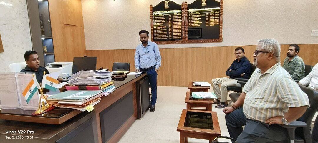 शेखपुरा में PM मुफ्त सूर्य घर योजना की समीक्षा बैठक, लक्ष्य हासिल करने के लिए डीएम शेखर आनंद ने दिए सख्त निर्देश, कोताही बरतने पर होगी कार्रवाई।
आज दिनांक 05 सितंबर 2026 को
समाहरणालय स्थित अपने कार्यालय प्रकोष्ठ में जिला पदाधिकारी श्री शेखर आनंद की अध्यक्षता में ‘प्रधानमंत्री मुफ्त सूर्य घर योजना’ की प्रगति को लेकर एक महत्वपूर्ण समीक्षा बैठक आयोजित की गई। बैठक का मुख्य उद्देश्य जिले में सौर ऊर्जा के उपयोग को बढ़ावा देना और निर्धारित समय सीमा के भीतर योजना के लक्ष्यों को पूरा करना था। बैठक के दौरान विद्युत विभाग के कार्यपालक अभियंता ने बताया कि शेखपुरा जिले के लिए कुल 3,000 सोलर कनेक्शन का लक्ष्य निर्धारित किया गया है। इसके आलोक में अब तक जिले से कुल 1,521 आवेदन प्राप्त हो चुके हैं। इनमें से 92 घरों में सोलर पैनल लगाने (इन्स्टॉलेशन) का कार्य पूरी तरह से संपन्न कराया जा चुका है।
कार्यपालक अभियंता ने यह भी जानकारी दी कि यह योजना आगामी मार्च माह तक संचालित रहेगी, जिसके तहत शेष आवेदनों को चरणबद्ध तरीके से धरातल पर उतारा जाएगा। समीक्षा के क्रम में यह बात सामने आई कि योजना के तहत 56 लाभुकों के बैंक खातों में सब्सिडी की राशि हस्तांतरित की जा चुकी है। वहीं, बैंक ऋण से जुड़े मामलों में 27 आवेदन स्वीकृत हो चुके हैं, जबकि 42 आवेदन विभिन्न बैंक शाखाओं में प्रक्रियाधीन हैं।
इस पर जिला पदाधिकारी श्री शेखर आनंद ने कड़ी नाराजगी जताते हुए संबंधित अधिकारियों को निर्देश दिया कि वे बैंकों के साथ बेहतर समन्वय स्थापित करें और लंबित 42 आवेदनों का निपटारा यथाशीघ्र कराएं, ताकि लाभुकों को जल्द से जल्द योजना का लाभ मिल सके।
जिला पदाधिकारी महोदय ने बैठक में सख्त रुख अपनाते हुए स्पष्ट किया कि इस जनकल्याणकारी योजना के क्रियान्वयन में किसी भी प्रकार की सुस्ती या लापरवाही बर्दाश्त नहीं की जाएगी। उन्होंने अधिकारियों को निर्देश दिए कि सोलर पैनल लगाने के कार्य में तेजी लाई जाए और दैनिक आधार पर प्रगति सुनिश्चित की जाए। संबंधित पदाधिकारियों को अपने दायित्वों के निर्वहन में लापरवाही बरतने वाले संबंधित अधिकारियों एवं कर्मियों के विरुद्ध नियमानुसार सख्त अनुशासनात्मक कार्रवाई की जाएगी।
सभी विभागीय पदाधिकारी अपने-अपने स्तर से योजना की लगातार मॉनिटरिंग और समीक्षा करते रहेंगे।
इस महत्वपूर्ण समीक्षा बैठक में जिला विकास पदाधिकारी सह जिला जनसंपर्क पदाधिकारी, विद्युत विभाग के कार्यपालक अभियंता, सहायक अभियंता, सभी कनीय अभियंता एवं सौर ऊर्जा संयंत्र स्थापित करने वाले अधिकृत संवेदक मुख्य रूप से उपस्थित थे।