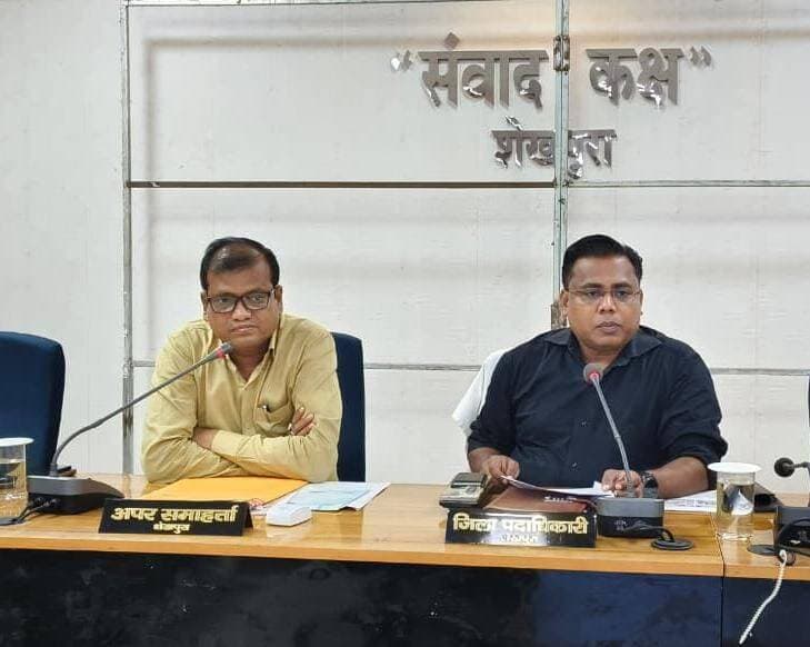 डीएम की अध्यक्षता में शिक्षा, स्वास्थ्य व आंगनवाड़ी केंद्रों के कायाकल्प को लेकर समीक्षा बैठक किये और दिए गए कई निर्देश।
आज दिनांक 05 सितंबर 2026 को समाहरणालय स्थित मंथन सभागार में जिला पदाधिकारी श्री शेखर आनंद की अध्यक्षता में एक समीक्षा बैठक का आयोजन किया गया। इस बैठक में मुख्य रूप से जिले के ग्रामीण क्षेत्रों में स्थित शिक्षा, स्वास्थ्य, पंचायत एवं आंगनवाड़ी केंद्रों के भवनों की मरम्मत, जीर्णोद्धार, उन्नयन एवं नए निर्माण कार्य को लेकर गहन समीक्षा की गई।
बैठक के दौरान बिहार सरकार के मुख्य सचिव श्री प्रत्यय अमृत द्वारा ग्रामीण विकास विभाग के माध्यम से जारी निर्देश (पत्रांक 6183748) के आलोक में विशेष अभियान चलाने पर चर्चा हुई। जिला पदाधिकारी महोदय ने बताया कि राज्य सरकार के आदेशानुसार जिले की प्रत्येक ग्राम पंचायत से प्राथमिकता के आधार पर लगभग 10 महत्वपूर्ण योजनाओं का चयन किया जाना है। इसके तहत विद्यालय, आंगनवाड़ी केंद्र, सामुदायिक भवन एवं स्वास्थ्य उपकेंद्रों को सुदृढ़, अपग्रेड एवं नवनिर्मित करने के लिए स्थल चिह्नित किए जाएंगे। जिला स्तर पर उप विकास आयुक्त तथा प्रखंड स्तर पर प्रखंड विकास पदाधिकारी को इस विशेष अभियान का नोडल पदाधिकारी नियुक्त किया गया है। नए निर्माण की योजना जोड़ने से पहले यह सुनिश्चित करना अनिवार्य होगा कि संबंधित स्थान पर भूमि उपलब्ध है। अगले 3 से 4 दिनों में पंचायतवार योजनाओं को चिह्नित कर विहित प्रपत्र (कायाकल्प टास्क रजिस्टर) में रिपोर्ट तैयार कर पोर्टल पर अपलोड करने का निर्देश दिया गया है। इस समीक्षा बैठक में उपस्थित थें जिनमें मुख्य रूप से अपर समाहर्ता, सिविल सर्जन,जिला कृषि पदाधिकारी, जिला पंचायती राज पदाधिकारी, निदेशक, राष्ट्रीय नियोजन कार्यक्रम, निदेशक, लेखा एवं प्रशासन
जिला विकास पदाधिकारी सह जिला जनसंपर्क पदाधिकारी, सभी प्रखंडों के प्रखंड विकास पदाधिकारी, अंचलाधिकारी एवं संबंधित तकनीकी विभागों के पदाधिकारी उपस्थित थे।
जिला पदाधिकारी महोदय ने सभी संबंधित अधिकारियों को पूरी पारदर्शिता और तत्परता के साथ समय सीमा के भीतर कायाकल्प सर्वेक्षण का कार्य पूर्ण करने का सख्त निर्देश दिया ताकि जिले के ग्रामीण आधारभूत ढांचे को सुदृढ़ किया जा सके।