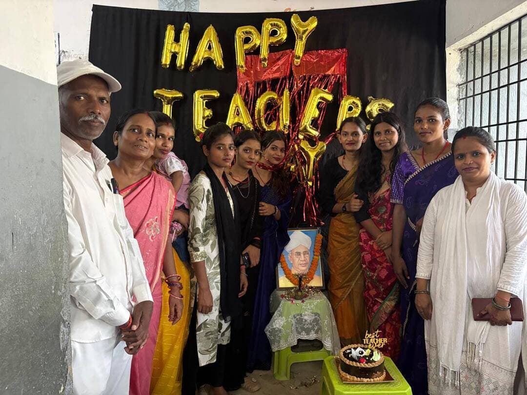 K. K. Public School में हर्षोल्लास के साथ मनाया गया शिक्षक दिवस
शिक्षक दिवस के अवसर पर K. K. Public School, सोहाड़ी, शेखपुरा में कार्यक्रम का आयोजन हर्षोल्लास एवं उत्साह के साथ किया गया। कार्यक्रम में विद्यालय के शिक्षकों एवं विद्यार्थियों ने बढ़-चढ़कर हिस्सा लिया।
कार्यक्रम की शुरुआत गुरुजनों के सम्मान एवं उनके प्रति आभार व्यक्त करते हुए की गई। इस अवसर पर विद्यालय के संचालक किशोर कुणाल ने सभी शिक्षकों को शिक्षक दिवस की हार्दिक शुभकामनाएं देते हुए कहा कि बिना गुरु के ज्ञान संभव नहीं है। शिक्षक केवल शिक्षा ही नहीं देते, बल्कि बच्चों के चरित्र, संस्कार और भविष्य का निर्माण करते हैं।
उन्होंने कहा कि एक अच्छे शिक्षक का योगदान विद्यार्थी के जीवन में हमेशा याद रहता है। शिक्षक समाज और राष्ट्र के निर्माण में महत्वपूर्ण भूमिका निभाते हैं। विद्यालय प्रबंधन शिक्षकों के सम्मान, सहयोग और उनके निरंतर विकास के लिए सदैव प्रतिबद्ध है।
इस अवसर पर विद्यार्थियों ने अपने शिक्षकों के सम्मान में विभिन्न सांस्कृतिक कार्यक्रम, भाषण एवं अन्य गतिविधियां प्रस्तुत कीं। बच्चों ने शिक्षकों के प्रति अपने प्रेम और सम्मान को विभिन्न प्रस्तुतियों के माध्यम से व्यक्त किया।
कार्यक्रम के अंत में विद्यालय प्रबंधन ने सभी शिक्षकों को उनके समर्पण, मेहनत और बच्चों के उज्ज्वल भविष्य के लिए किए जा रहे प्रयासों हेतु धन्यवाद दिया।