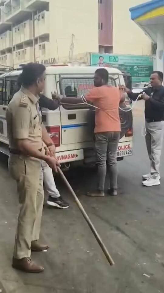 🚨 क्राइम सीन री-क्रिएशन के दौरान आरोपी फैजल की पिटाई!
गुजरात में लिव-इन पार्टनर काजल बेन की हत्या के मामले में आरोपी फैजल को पुलिस क्राइम स्पॉट पर सीन री-क्रिएशन के लिए लेकर पहुंची।
📹 इसी दौरान सामने आए वीडियो में दावा किया जा रहा है कि पुलिस ने आरोपी की करीब 5 मिनट तक 100 से ज्यादा डंडों से पिटाई की।
⚠️ हत्या की वारदात का CCTV फुटेज भी सामने आया है।
अब बड़ा सवाल—क्या यह पुलिस कार्रवाई जांच का हिस्सा थी या कानून की हदों पर सवाल?
👉 पूरी खबर जानने के लिए वीडियो देखें और अपडेट के लिए जुड़े रहें।
#GujaratNews #GujaratPolice #CrimeNews #Crime #PoliceAction #PoliceInvestigation #CrimeScene #SceneRecreation #CCTVFootage #MurderCase #KajAlBen #LiveInPartner #BreakingNews #ViralNews #ViralReels #CrimeReels #TrendingReels #LatestNews #IndiaNews #NewsUpdate