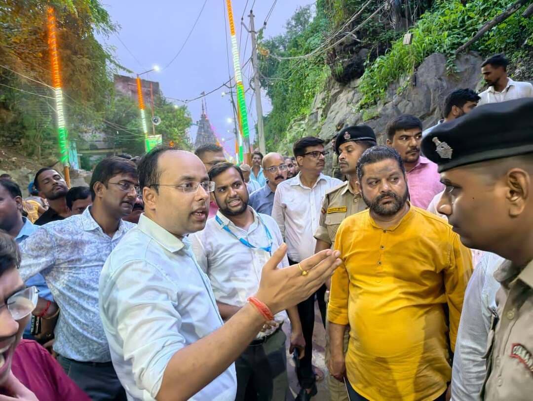 पितृपक्ष मेला 2026: जिला पदाधिकारी ने विष्णुपद मेला क्षेत्र का किया सघन पैदल निरीक्षण, 15 सितंबर तक सभी कार्य पूर्ण करने का सख्त निर्देश
गया: आगामी विश्वप्रसिद्ध पितृपक्ष मेला 2026 की तैयारियों को धरातल पर परखने के उद्देश्य से जिला पदाधिकारी, गया श्री शंशाक शुभंकर द्वारा आज विष्णुपद मेला क्षेत्र का विस्तृत पैदल निरीक्षण किया गया। इस दौरान उन्होंने मेला क्षेत्र में नागरिक सुविधाओं, स्वच्छता एवं सुरक्षा व्यवस्था की जमीनी हकीकत का जायजा लिया तथा संबंधित विभागीय पदाधिकारियों को 15 सितंबर 2026 तक सभी तैयारियां अनिवार्य रूप से पूर्ण करने की अंतिम समय-सीमा निर्धारित की।
जिला पदाधिकारी का यह पैदल निरीक्षण चांद चौरा से प्रारंभ होकर नारायण चुआ, बंगाली आश्रम, विष्णुपद श्मशान घाट और देवघाट होते हुए विष्णुपद मंदिर परिसर पहुंचकर संपन्न हुआ।
निरीक्षण के दौरान जिला पदाधिकारी ने निम्नलिखित प्रमुख बिंदुओं की गहन समीक्षा की एवं आवश्यक दिशा-निर्देश दिए:
सड़क एवं पहुंच पथ: निरीक्षण मार्ग में पड़ने वाली सभी सड़कों एवं संपर्क गलियों की स्थिति को देखा गया। जहां भी गड्ढे या टूट-फूट पाई गई, उसे प्राथमिकता के आधार पर दुरुस्त करने और श्रद्धालुओं के आवागमन को बाधारहित बनाने का निर्देश दिया गया।
स्वच्छता एवं नालों की उड़ाही: मेला क्षेत्र, घाटों एवं गलियों में नालों की मुकम्मल उड़ाही व नियमित सफाई सुनिश्चित करने को कहा गया। खुले नालों को स्लैब से ढकने तथा जलजमाव की समस्या का तत्काल स्थायी समाधान करने के निर्देश नगर निगम एवं संबंधित अधिकारियों को दिए गए।
अतिक्रमण पर सख्त रुख: पैदल निरीक्षण के दौरान मार्ग में पाए गए अस्थायी अतिक्रमण को तत्काल हटाने का निर्देश दिया गया, ताकि श्रद्धालुओं एवं पिंडदानियों को आवागमन में किसी प्रकार की असुविधा न हो।
विद्युत आपूर्ति एवं स्ट्रीट लाइट: मार्ग में लटकते एवं जर्जर बिजली के तारों को तत्काल व्यवस्थित करने, खुले तारों को केबल से बदलने तथा खराब स्ट्रीट लाइट एवं हाईमास्ट लाइटों की मरम्मत सुनिश्चित करने का आदेश विद्युत विभाग को दिया गया।
घाट एवं मंदिर परिसर की व्यवस्था: देवघाट और विष्णुपद मंदिर के आसपास श्रद्धालुओं की सुविधा हेतु सुरक्षा बैरिकेडिंग, शुद्ध पेयजल, पर्याप्त प्रकाश एवं नागरिक सुविधाओं को समयबद्ध तरीके से चाक-चौबंद करने के निर्देश दिए गए।
जिला पदाधिकारी ने सभी कार्यपालक अभियंताओं एवं नोडल पदाधिकारियों को चेतावनी देते हुए कहा कि पितृपक्ष मेला में देश-विदेश से लाखों श्रद्धालु आते हैं, ऐसे में कार्यों की गुणवत्ता और समय-सीमा से कोई समझौता नहीं किया जाएगा। 15 सितंबर तक सभी बुनियादी सुविधाएं शत-प्रतिशत पूर्ण कर ली जाएं, ताकि मेले के विधिवत शुभारंभ से पूर्व संपूर्ण मेला क्षेत्र पूर्णतः तैयार रहे।
District Administration, GAYA
#गयाजी
#गया_हो
#gaya
#GayaPolice
#बिहार
#पितृपक्षमेला 2026