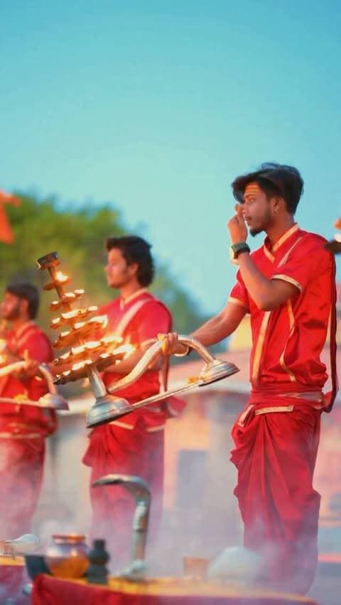 🕉️ कर्पूरगौरं करुणावतारं
संसारसारं भुजगेन्द्रहारम्।
सदावसन्तं हृदयारविन्दे
भवं भवानीसहितं नमामि॥
🙏 हर हर महादेव 🙏
अर्थ:
जो कपूर के समान गौर वर्ण वाले हैं, जो करुणा के साक्षात स्वरूप हैं, जो संपूर्ण संसार के सार हैं और सर्पराज को हार के रूप में धारण करते हैं।
जो सदैव हृदय रूपी कमल में निवास करते हैं, उन माता भवानी सहित भगवान शिव को मैं नमन करता हूँ। 🕉️
भावार्थ:
यह श्लोक भगवान शिव के दिव्य स्वरूप और उनकी करुणा का स्मरण कराता है। इसमें भक्त भगवान शिव और माता भवानी को अपने हृदय में विराजमान मानकर उन्हें श्रद्धापूर्वक प्रणाम करता है। 🙏
📍काशी की गलियों से लेकर गंगा के घाटों तक, हर सांस में महादेव का नाम —
हर हर महादेव 🔱
#हरहरमहादेव #महादेव #काशी #वाराणसी #बनारस काशीविश्वनाथ बाबाविश्वनाथ गंगाघाट वाराणसीघाट बनारसघाट शिव भोलेनाथ भगवानशिव शिवशंकर महाकाल ॐनमःशिवाय कर्पूरगौरं शिवमंत्र शिवश्लोक सनातनधर्म सनातन काशीविश्वनाथमंदिर Varanasi Banara