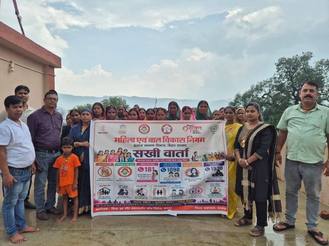 महिलाओं एवं किशोरियों को अधिकार, सुरक्षा एवं कल्याणकारी योजनाओं के प्रति किया गया जागरूक,सखी वार्ता कार्यक्रम में बाल विवाह, दहेज प्रथा एवं साइबर अपराध से बचाव की दी गई जानकारी।
महिला एवं बाल विकास निगम, समाज कल्याण विभाग, बिहार सरकार द्वारा संचालित मिशन शक्ति योजना के अंतर्गत जिला हब फॉर एमपावरमेंट ऑफ वीमेन एवं सखी वन स्टॉप सेंटर के संयुक्त तत्वावधान में आज दिनांक 05 सितंबर 2026 को सन्देश जीविका महिला स्वालम्बी सहकारी समिति लिमिटेड, नावाडीह, कौआकोल प्रखंड में “सखी वार्ता” कार्यक्रम का आयोजन किया गया। कार्यक्रम की अध्यक्षता अनुपम, प्रखंड परियोजना प्रबंधक, कौआकोल, जीविका द्वारा की गई।
कार्यक्रम का उद्देश्य महिलाओं एवं किशोरियों को उनके अधिकारों, सुरक्षा, शिक्षा, महिला एवं बाल संरक्षण तथा सरकारी कल्याणकारी योजनाओं के प्रति जागरूक करना था। इस दौरान बेटी बचाओ, बेटी पढ़ाओ अभियान, बाल विवाह की रोकथाम, इसके दुष्परिणाम एवं कानूनी प्रावधानों के संबंध में जानकारी दी गई।
लैंगिक विशेषज्ञ पंकज कुमार ने दहेज प्रतिषेध अधिनियम, दहेज प्रथा के सामाजिक दुष्परिणाम एवं लैंगिक हिंसा के विरुद्ध महिलाओं को आवाज उठाने के लिए प्रेरित किया। साथ ही चाइल्ड हेल्पलाइन-1098, महिला हेल्पलाइन-181 एवं राष्ट्रीय साइबर क्राइम हेल्पलाइन-1930 की जानकारी देते हुए साइबर अपराध से बचाव एवं शिकायत दर्ज कराने की प्रक्रिया समझाई गई।
उपस्थित छात्र-छात्राओं एवं अभिभावकों को बिहार स्टूडेंट क्रेडिट कार्ड योजना के तहत उच्च शिक्षा हेतु उपलब्ध वित्तीय सहायता एवं आवेदन प्रक्रिया की जानकारी दी गई। सखी वन स्टॉप सेंटर की केस वर्कर रजनी कुमारी ने महिलाओं एवं बालिकाओं को उनके अधिकारों तथा वन स्टॉप सेंटर में उपलब्ध सुविधाओं के बारे में बताया।
कार्यक्रम के अंत में अनुपम ने लोगों से अपील की कि वे स्वयं जागरूक होने के साथ-साथ परिवार एवं समाज को भी महिला एवं बाल सुरक्षा, शिक्षा तथा सरकारी योजनाओं के प्रति जागरूक करें। उन्होंने कहा कि सामूहिक सहभागिता से ही बाल विवाह, दहेज प्रथा, महिला हिंसा एवं बाल अधिकारों के उल्लंघन जैसी सामाजिक कुरीतियों का प्रभावी उन्मूलन संभव है।
नवादा से राकेश कुमार चन्दन की रिपोर्ट !