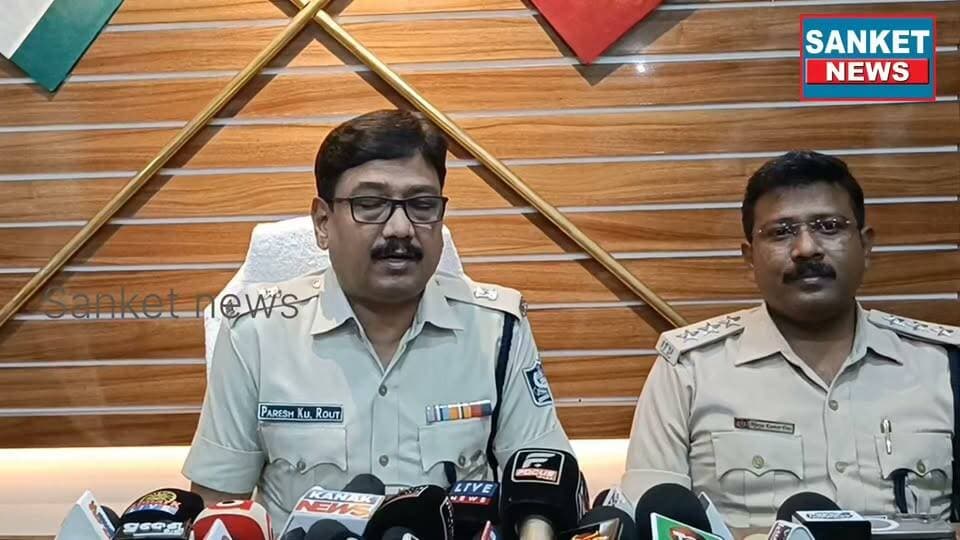 ମୋତିଗଞ୍ଜ ବଜାର ରେ ରହିମ୍ ଖାନ୍ ଉପରେ ମରଣାନ୍ତକ ଆକ୍ରମଣ ଘଟଣା, ଟାଉନ ଥାନା ପୋଲିସ ର ତତ୍ପରତା, ୫ ଅଭିଯୁକ୍ତ କୁ ବାନ୍ଧିଲା ପୋଲିସ। ୧ଟି ଖଣ୍ଡା, ଚାରୋଟି ମୋବାଇଲ, ୪୫୦୦ ଟଙ୍କା ଜବତ। ଟଙ୍କା ଛିନ୍ତାଇ ପାଇଁ ଆକ୍ରମଣ ହୋଇଥିବା କହିଲେ ଅତିରିକ୍ତ ଏସପି || ବାଲେଶ୍ବର