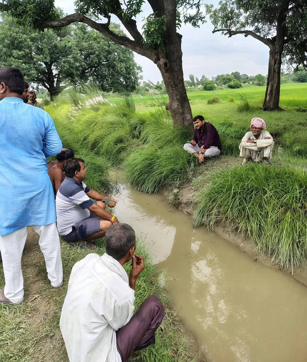 *क्षेत्र में अतिवृष्टि के बाद जलभराव की समस्या के निस्तारण हेतु त्वरित प्रयास, बेहटा पुल के तर्ज पर स्थायी जल निकास की है ग्रामीणों की माँग🤟🏻🙏🏻*
हाल ही में हुई अतिवृष्टि के कारण ग्राम पंचायत क्षेत्र में लगभग हजारों बीघा फसल जलमग्न हो गई। वहीं ग्राम पंचायत के अंतर्गत पूरे उजागर, दौलत का पुरवा, पूरे तुलसीराम सहित कोनहा से लेकर सीतापुर तक कई क्षेत्रों में गंभीर जलभराव की स्थिति उत्पन्न हो गई और जनजीवन भी प्रभावित होने लगा।
इसी बीच डीह क्षेत्र में (बेहटा के पुल जैसा) ग्रामीण अभियांत्रिकी का एक अच्छा उदाहरण देखने को मिलता है। यहाँ ऊपर से आने वाले रजबहा माइनर नहर के पानी और नीचे ह्यूम पाइप के माध्यम से झील के पानी की निकासी की व्यवस्था है। लेकिन नहर विभाग द्वारा समय पर सिल्ट की सफाई न होने के कारण पाइप अवरुद्ध हो गई और पानी का निकास रुक गया और पीछे के इलाकों में जलभराव की स्थित उत्पन्न हो गई।✨
इस स्थिति को देखते हुए ग्रामीणों के सहयोग से ग्राम प्रधान द्वारा तत्काल आवश्यक व्यवस्था कर पानी की निकासी शुरू कराई गई। ग्रामीणों में मुख्य रूप से राम अभिलाख सरोज एवं पंकज यादव द्वारा देसी जुगाड़ से लंबे पाइप के सहारे आगे कटीले फावड़े की मदद से ग्रामीणों द्वारा पानी के अंदर जाकर पाइप के सिल्ट की सफाई की गई जिसके बाद पीछे के इलाकों में जलस्तर तेजी से कम होने लगा।🥳
ग्रामीणों की मांग पर VB-G RAM G के तकनीकी सहायक श्री सुशील कुमार जी (TA/JE) को मौके पर बुलाया गया। प्रधान प्रतिनिधि इंजी. शुभम के साथ उन्होंने मौके पर पहुंचकर स्थिति का जायजा लिया और निरीक्षण किया। निरीक्षण के बाद इस स्थान पर सई नदी और शारदा नहर पर बने बेहटा के पुल की तर्ज पर बेहतर एवं स्थायी जल निकासी व्यवस्था बनाने के लिए आगे की कार्रवाई हेतु संबंधित अधिकारियों से चर्चा की जा रही है, ताकि भविष्य में ऐसी स्थिति दोबारा उत्पन्न न हो।🤟🏻✨
ग्राम पंचायत का प्रयास है कि तत्काल समस्या का समाधान करने के साथ-साथ जल निकासी की स्थायी व्यवस्था भी विकसित की जाए, जिससे आने वाले समय में ग्रामीणों और किसानों को ऐसी परेशानी का सामना न करना पड़े।