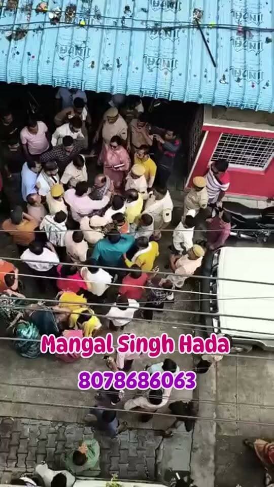 🚨 कोटा में स्कूल सीज करने पहुंची फायर टीम, मचा हंगामा!
भाजपा के बागी निर्दलीय प्रत्याशी कौशल किशोर शर्मा ने लगाया दबाव का आरोप, CFO बोले—शिकायत पर हुई नियमानुसार जांच
कोटा। नगर निगम चुनाव के बीच कोटा में एक स्कूल को सीज करने की कार्रवाई को लेकर जमकर हंगामा हो गया। भाजपा के बागी एवं निर्दलीय प्रत्याशी कौशल किशोर शर्मा के स्कूल में 3 सितंबर को चीफ फायर ऑफिसर राकेश व्यास के नेतृत्व में फायर टीम फायर NOC की जांच के लिए पहुंची।
टीम जब स्कूल में जांच और कार्रवाई शुरू करने पहुंची, उस समय स्कूल में बच्चे और स्टाफ मौजूद थे। कार्रवाई की जानकारी मिलते ही स्थानीय लोग मौके पर जुट गए और विरोध शुरू कर दिया। देखते ही देखते मौके पर हंगामे की स्थिति बन गई।
🔥 कौशल किशोर ने उठाए सवाल
निर्दलीय प्रत्याशी कौशल किशोर शर्मा ने आरोप लगाया कि चुनाव में नाम वापसी के लिए उन पर प्रशासनिक और राजनीतिक दबाव बनाया जा रहा है। उनका कहना है कि चुनावी मैदान में उतरने के बाद अचानक स्कूल को लेकर कार्रवाई की कोशिश सवाल खड़े करती है।
उन्होंने इसे चुनावी दबाव से जोड़ते हुए निष्पक्षता पर सवाल उठाए।
👨🚒 CFO बोले—शिकायत के आधार पर जांच
वहीं, चीफ फायर ऑफिसर राकेश व्यास का कहना है कि स्कूल के संबंध में शिकायत प्राप्त हुई थी, जिसके आधार पर नियमानुसार फायर NOC की जांच की गई। उनका स्पष्ट कहना है कि इस कार्रवाई का चुनाव से कोई संबंध नहीं है।
🗳️ चुनावी माहौल में कार्रवाई ने बढ़ाई सियासी गर्मी
एक तरफ प्रत्याशी इसे दबाव की कार्रवाई बता रहे हैं, तो दूसरी ओर प्रशासन इसे शिकायत के आधार पर की गई सामान्य जांच बता रहा है। ऐसे में सवाल यही है कि स्कूल पर हुई कार्रवाई महज रूटीन जांच थी या इसके पीछे चुनावी सियासत भी थी?
फिलहाल, पूरे मामले ने कोटा के चुनावी माहौल में नई बहस छेड़ दी है।