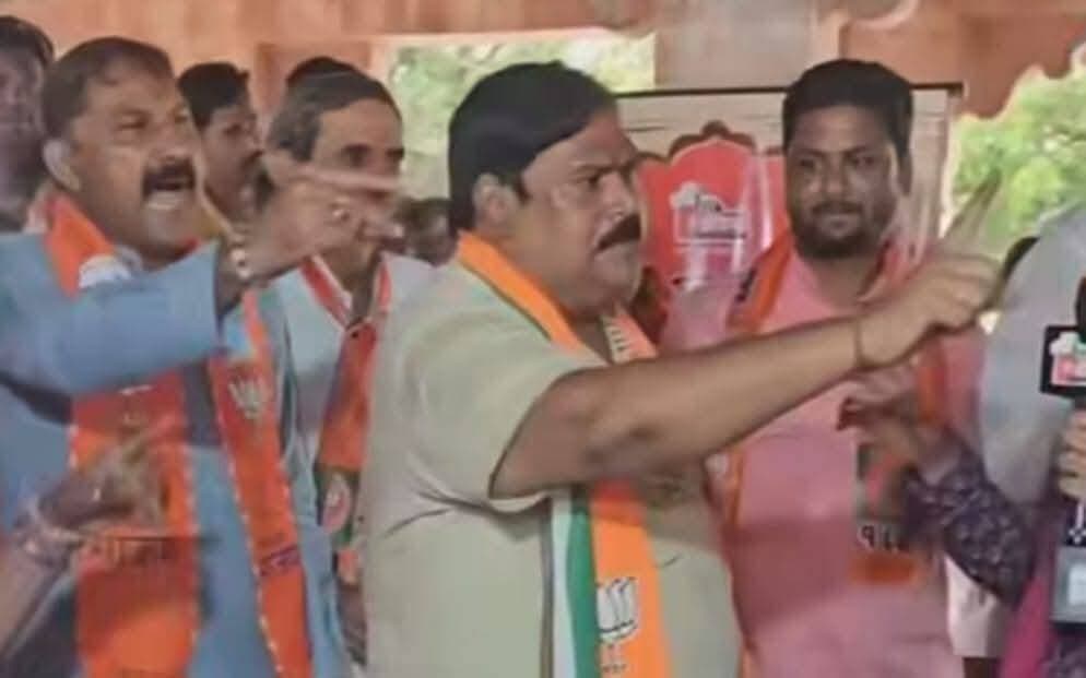 🚨 BREAKING KOTA | टीवी कार्यक्रम में भिड़े BJP-कांग्रेस नेता!
कोटा की सियासत में जुबानी जंग तेज! एक न्यूज चैनल के कार्यक्रम में बीजेपी और कांग्रेस नेताओं के बीच जमकर तू-तू, मैं-मैं हो गई। दोनों पक्षों ने एक-दूसरे पर कई गंभीर आरोप लगाए, जिसके बाद माहौल गरमा गया।
कार्यक्रम का वीडियो अब सोशल मीडिया पर तेजी से वायरल हो रहा है। वीडियो सामने आने के बाद राजनीतिक गलियारों में भी चर्चाओं का दौर शुरू हो गया है।
🔥 सवाल ये—बहस थी या चुनावी घमासान?
में क्या हुआ, आप भी देखिए और अपनी राय कमेंट में जरूर बताएं।