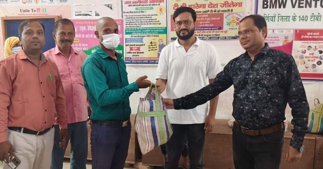 ।।समाहरणालय पूर्णिया।।
(जिला जनसंपर्क कार्यालय)
प्रेस विज्ञप्ति1283,
दिनांक 05/ 9/2026,
==================
निक्षय मित्र योजना: पूर्णिया के 26 टीबी रोगियों को बांटे गए पोषण आहार के फूड बास्केट
* एशियन हॉस्पिटल, पूर्णिया के सौजन्य से जिला यक्ष्मा केंद्र में आयोजित हुआ कार्यक्रम
* दवाइयों के साथ बेहतर पोषण स्तर ही टीबी मुक्त भारत का आधार: स्वास्थ्य अधिकारी
पूर्णिया (5 सितंबर 2026): टीबी मुक्त भारत अभियान के तहत शनिवार को जिला यक्ष्मा केंद्र, पूर्णिया में निक्षय मित्र योजना के अंतर्गत 26 टीबी रोगियों के बीच पोषण सामग्री युक्त फूड बास्केट का वितरण किया गया। एशियन हॉस्पिटल (पोस्टमार्टम रोड, लाइन बाजार, पूर्णिया) के सौजन्य से आयोजित इस कार्यक्रम का मार्गदर्शन सिविल सर्जन डॉ. प्रमोद कुमार कनौजिया एवं जिला संचारी रोग नियंत्रण पदाधिकारी डॉ. तनवीर हैदर ने किया।
दवा के साथ पौष्टिक आहार भी बेहद जरूरी
कार्यक्रम को संबोधित करते हुए स्वास्थ्य अधिकारियों ने कहा कि टीबी के सफल इलाज के लिए दवाओं के साथ-साथ मरीजों के पोषण स्तर में सुधार होना बेहद जरूरी है। निक्षय मित्र योजना का उद्देश्य मरीजों को पोषण संबंधी सहायता देकर उनके स्वस्थ होने की प्रक्रिया को तेज करना है।
नियमित इलाज और जागरूकता पर जोर
इस दौरान रोगियों और उनके परिजनों को नियमित दवा सेवन, सही पोषण और इलाज को बीच में न छोड़ने के प्रति जागरूक किया गया। अधिकारियों ने समाज के अन्य वर्गों और निजी संस्थाओं से भी निक्षय मित्र बनकर टीबी रोगियों की मदद के लिए आगे आने की अपील की, ताकि सामूहिक प्रयासों से देश को टीबी मुक्त बनाया जा सके।
कार्यक्रम में उपस्थिति
इस अवसर पर टीबी विशेषज्ञ चिकित्सा पदाधिकारी डॉ. दिनेश कुमार, डीपीएस राजेश शर्मा, एसटीएस राकेश कुमार सिंह, एसटीएलएस प्रिया सिंह, एएनएम राजिना मुर्मू तथा डब्ल्यूएचपी संस्था के अभिषेक कुमार, चंदन कुमार, साक्षी गुप्ता, मनीन्द्र कुमार सहित कई अन्य स्वास्थ्यकर्मी उपस्थित रहे।