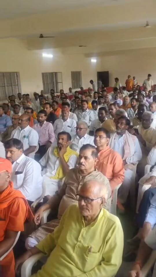 गौहनिया में गूंजा विकास और जनसेवा का संकल्प
यूपी हेड मनोज कुमार बिन्द
बुलंद चिंगारी न्यूज़ प्रयागराज
प्रयागराज। गौहनिया स्थित जेपीएस कॉलेज में बारा विधानसभा क्षेत्र के सर्वसमाज के लोगों और युवाओं के बीच सक्षम करवरिया ने संवाद किया। इस दौरान क्षेत्र के विकास, युवाओं की भूमिका और जनसेवा को लेकर चर्चा हुई। सक्षम करवरिया ने कहा कि जनता के सुख-दुख में हर समय साथ खड़े रहेंगे। साथ ही 3 अक्टूबर को प्रयागराज के परेड ग्राउंड में होने वाले कार्यक्रम में अधिक से अधिक लोगों की सहभागिता सुनिश्चित करने का आह्वान किया।