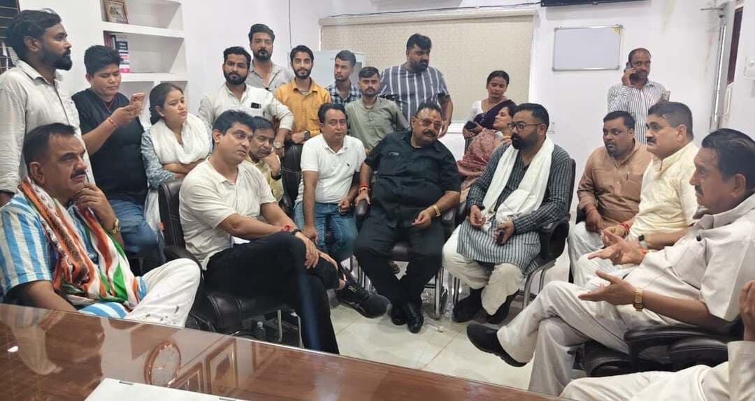 रुद्रपुर कलेक्ट्रेट में कांग्रेस ने राष्ट्रिय अध्यक्ष मल्लिकार्जुन खड़गे के मंच के कथित ‘शुद्धिकरण’ और राहुल गांधी पर दर्ज FIR के विरोध में प्रदर्शन किया। यूथ कांग्रेस अध्यक्ष उदय भानु चिब के नेतृत्व में हुए प्रदर्शन के दौरान पुलिस ने कार्यकर्ताओं को हिरासत में लिया, जिन्हें बाद में निजी मुचलके पर रिहा कर दिया गया।