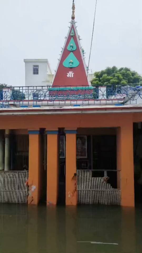 गंगा के पानी में डूबा चंडिका स्थान परिसर, मुख्य गेट पर लगा ताला; सड़क पर पूजा करने को मजबूर श्रद्धालु
मुंगेर। गंगा के जलस्तर में लगातार हो रही वृद्धि से मुंगेर में बाढ़ का संकट गहराता जा रहा है। गंगा वार्निंग लेवल को पार कर ऊंचे स्तर पर बह रही है। शहर के कई रिहायशी इलाकों में बाढ़ का पानी प्रवेश करने के बाद अब ऐतिहासिक और धार्मिक स्थलों पर भी इसका असर साफ दिखाई देने लगा है। #MungerDistrict #मुंगेरन्यूज #LocalNews