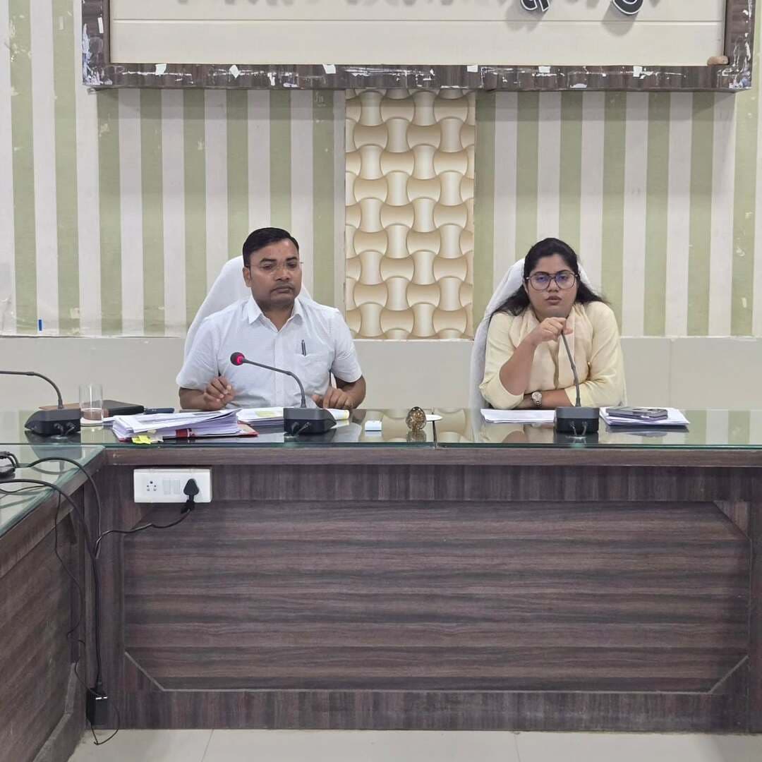 योजनाओं का लाभ अंतिम छोर तक पहुंचाना सर्वोच्च प्राथमिकता — कलेक्टर
पंचायत एवं ग्रामीण विकास विभाग की मासिक समीक्षा बैठक में कलेक्टर श्रीमती रेना जमील ने योजनाओं एवं विकास कार्यों की प्रगति की समीक्षा की।
प्रधानमंत्री आवास, जल संरक्षण, स्वच्छ भारत मिशन एवं निर्माण कार्यों में तेजी लाने के साथ गुणवत्ता और समयबद्ध क्रियान्वयन सुनिश्चित करने के निर्देश दिए।
मैदानी भ्रमण बढ़ाकर पात्र हितग्राहियों तक शासन की योजनाओं का लाभ पहुंचाने पर विशेष जोर दिया गया।
#Surajpur #DistrictAdministration #GoodGovernance #RuralDevelopment #PMAYG
@chhattisgarhcmo @dpr.chhattisgarh @prdcggov @rena_jamil_ias @vijendrasinghpatle