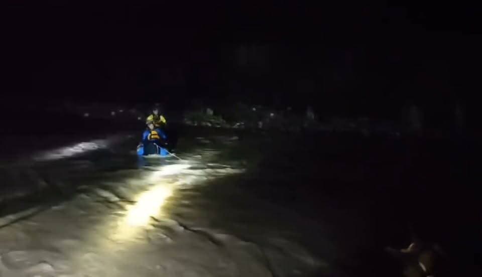 टनकपुर में हुड्डी नदी का जलस्तर बढ़ने से दूसरी ओर फंसे तीन ग्रामीण, SDRF ने किया सकुशल रेस्क्यू
टनकपुर/चम्पावत। छीनीगोठ क्षेत्र में पशुओं के लिए चारा लेने गए तीन ग्रामीण अचानक हुड्डी नदी का जलस्तर बढ़ने से नदी के दूसरी ओर फंस गए। तेज बहाव के चलते ग्रामीणों के वापस लौटने का रास्ता बंद हो गया। सूचना मिलते ही प्रशासन ने तत्काल SDRF को अलर्ट किया, जिसके बाद टनकपुर से पहुंची SDRF टीम ने अभियान चलाकर तीनों ग्रामीणों को सकुशल नदी पार कराकर सुरक्षित स्थान पर पहुंचाया।