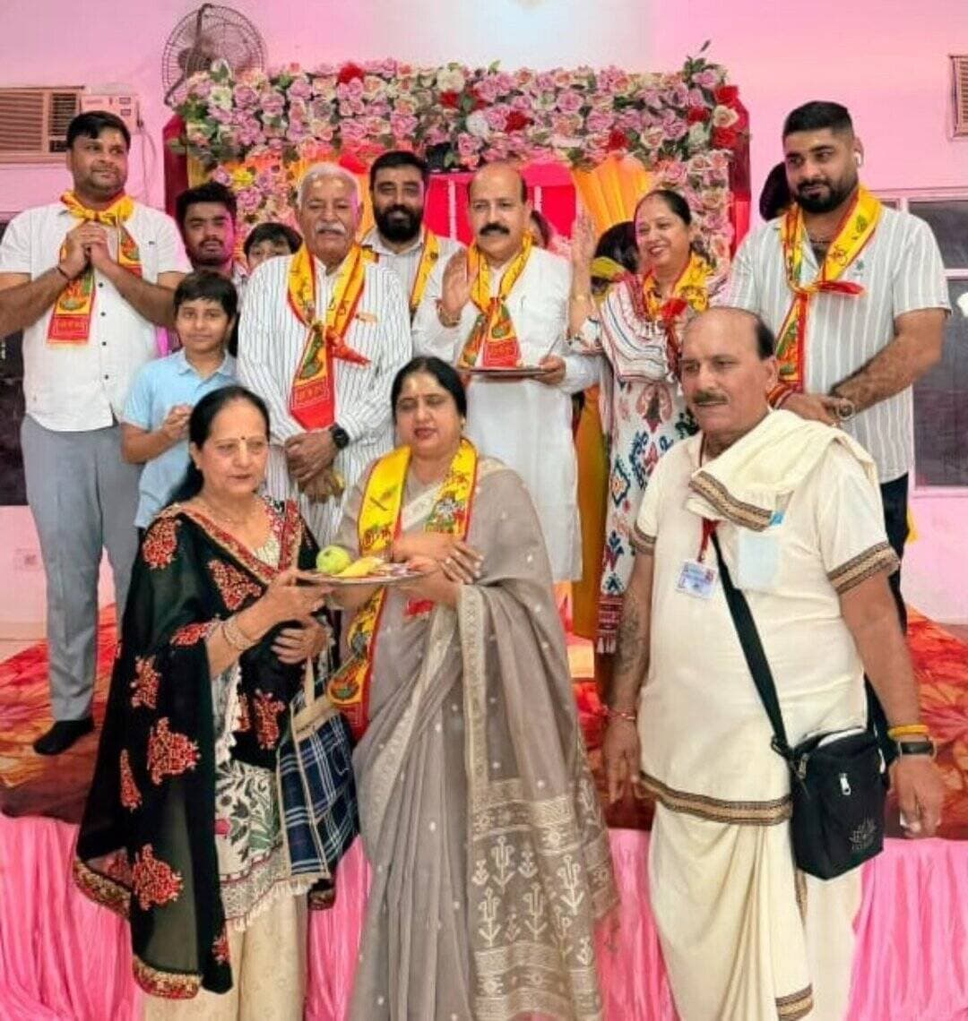 सत्य और धर्म के मार्ग पर चलते हुए अपने कर्तव्य का निर्वहन करना ही जीवन की सार्थकता है - सुमन बहमनी
जीवन के प्रत्येक मार्ग पर आगे बढ़ने की प्रेरणा देता है भगवान श्रीकृष्ण का संदेश - सुमन बहमनी
जन्माष्टमी पर धार्मिक आयोजनों में शामिल हुईं मेयर सुमन बहमनी, भगवान श्रीकृष्ण के बाल स्वरूप का किया जलाभिषेक
यमुनानगर। जन्माष्टमी के पावन पर्व पर नगर निगम मेयर सुमन बहमनी ने शहर में विभिन्न स्थानों पर आयोजित धार्मिक कार्यक्रमों में शिरकत कर भगवान श्रीकृष्ण का आशीर्वाद लिया और नगर वासियों की सुख-समृद्धि एवं मंगल कामना की।
मेयर सुमन बहमनी ने सबसे पहले इस्कॉन मंदिर द्वारा सौभाग्य रिसोर्ट में आयोजित भव्य जन्माष्टमी कार्यक्रम में पहुंचकर भगवान श्रीकृष्ण के बाल स्वरूप का जलाभिषेक किया तथा पूजा-अर्चना कर प्रदेश एवं नगर वासियों के लिए सुख, शांति और समृद्धि की प्रार्थना की। इसके उपरांत मॉडल टाउन स्थित श्री सनातन धर्म मंदिर में आयोजित जन्माष्टमी समारोह में मेयर बतौर मुख्य अतिथि पहुंचीं। उन्होंने रिबन काटकर भगवान श्रीकृष्ण की सुंदर झांकी का शुभारंभ किया। इसके बाद दीप प्रज्वलित कर भजन संध्या का शुभारंभ किया और मंदिर में पूजा-अर्चना कर भगवान श्रीकृष्ण से सभी के जीवन में सुख-शांति एवं खुशहाली की कामना की।
इसके पश्चात मेयर सुमन बहमनी गांव भटली में ब्रह्माकुमारी आश्रम थाना छप्पर द्वारा आयोजित श्रीकृष्ण जन्माष्टमी कार्यक्रम में पहुंचीं। उन्होंने दीप प्रज्वलित कर कार्यक्रम का शुभारंभ किया तथा सुंदर झांकियों का अवलोकन किया। इस अवसर पर मेयर सुमन बहमनी ने कहा कि भगवान श्रीकृष्ण का जीवन हमें प्रेम, करुणा, धर्म और कर्तव्य का संदेश देता है। उनकी बाल लीलाएं जहां मन को आनंद और भक्ति से भर देती हैं, वहीं श्रीमद्भगवद्गीता में दिया गया उनका संदेश जीवन के प्रत्येक मार्ग पर आगे बढ़ने की प्रेरणा देता है। उन्होंने कहा कि भगवान श्रीकृष्ण ने हमें सिखाया कि व्यक्ति को फल की चिंता किए बिना निरंतर अपने कर्म करते रहना चाहिए। परिस्थितियां चाहे कैसी भी हों, सत्य और धर्म के मार्ग पर चलते हुए अपने कर्तव्य का निर्वहन करना ही जीवन की सार्थकता है। उन्होंने कहा कि भगवान श्रीकृष्ण की कृपा सभी पर बनी रहे और समाज में प्रेम, भाईचारा, सद्भाव एवं सकारात्मकता का वातावरण मजबूत हो। इस अवसर पर विधायक घनश्याम दास अरोड़ा, भाजपा जिला अध्यक्ष राजेश सपरा , मंडल अध्यक्ष भवन सागर, मंडल अध्यक्ष शुभम राणा, सनातन धर्म मंदिर के प्रधान सुभाष मेहता सहित विभिन्न संस्थाओं के पदाधिकारी, कार्यकर्ता एवं बड़ी संख्या में श्रद्धालु उपस्थित रहे।