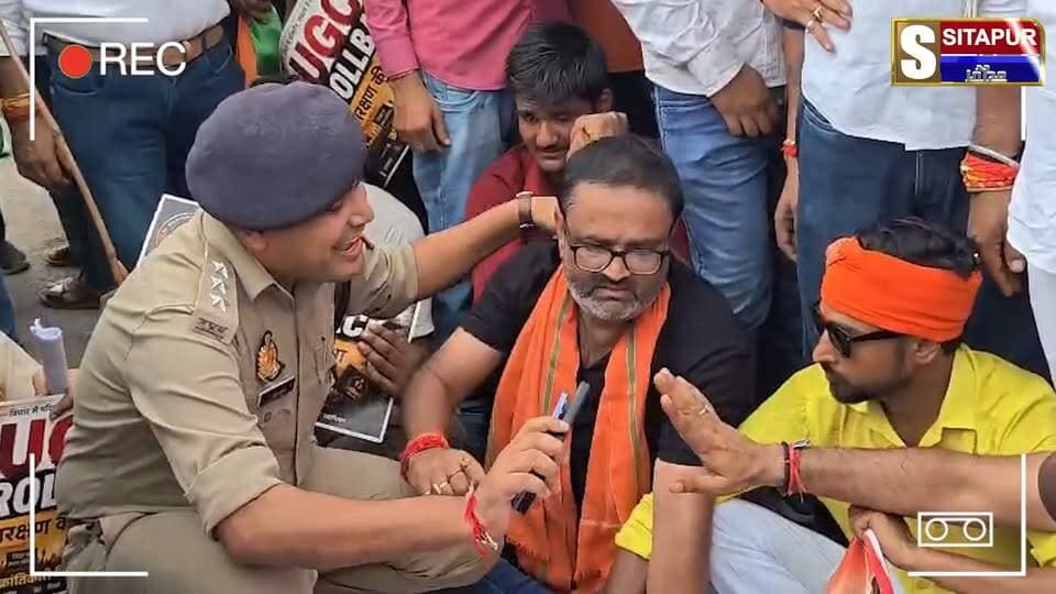हनुमान चालीसा का पाठ करते हुए अटल चौक पर बैठ गये क्रांतिकारी विचार मंच के लोग करने लगे डीएम का इंतजार