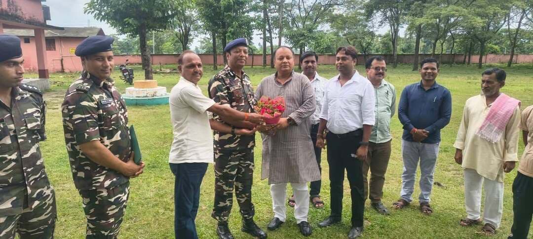 सीमा पर एसएसबी और ग्रामीणों की सीधी बात, तस्करी पर कसेगा शिकंजा, विकास को लेकर उठीं कई मांगें
चुरली में 19वीं वाहिनी एसएसबी की ग्राम स्तरीय समन्वय बैठक, स्ट्रीट लाइट से लेकर मेडिकल कैंप और रोजगार प्रशिक्षण तक की मांग
ठाकुरगंज/किशनगंज: भारत नेपाल सीमा से सटे ग्राम चुरली में 19वीं वाहिनी सशस्त्र सीमा बल, ठाकुरगंज की ओर से ग्राम स्तरीय समन्वय बैठक आयोजित की गई। बैठक का उद्देश्य सीमावर्ती ग्रामीणों और सुरक्षा बलों के बीच बेहतर तालमेल, विश्वास और संवाद को मजबूत करना रहा। कार्यक्रम की अध्यक्षता 19वीं वाहिनी एसएसबी के कमांडेंट राज कुमार खलखो ने की।
बैठक में उप कमांडेंट विकास पांडे, सहायक कमांडेंट विभव कुमार और इंस्पेक्टर मनोज कुमार मौजूद रहे। अधिवक्ता सह जिला भाजपा प्रवक्ता कौशल किशोर यादव, समाजसेवक अरुण सिंह, वार्ड सदस्य विनोद साहनी, शत्रुघ्न पंडित और बीरेंद्र मुर्मू समेत चुरली और बेसरबाटी के बड़ी संख्या में ग्रामीणों ने हिस्सा लिया।
कमांडेंट राज कुमार खलखो ने कहा कि भारत नेपाल सीमा की सुरक्षा में एसएसबी की अहम भूमिका है। उन्होंने सीमावर्ती गांवों को देश के विकास की पहली कड़ी बताते हुए केंद्र सरकार की वाइब्रेंट विलेज योजना की जानकारी दी। उन्होंने एसएसबी की ओर से संचालित नागरिक कल्याण कार्यक्रमों के बारे में भी ग्रामीणों को बताया।
तस्करी पर एसएसबी की कार्रवाई की ग्रामीणों ने की सराहना
बैठक के दौरान ग्रामीणों ने एसएसबी अधिकारियों के सामने खुलकर अपनी समस्याएं और सुझाव रखे। ग्रामीणों ने क्षेत्र में पशु तस्करी और मादक पदार्थों की तस्करी पर रोक लगाने के लिए एसएसबी की ओर से किए जा रहे प्रयासों की जमकर सराहना की। ग्रामीणों ने कहा कि सीमा क्षेत्र में सुरक्षा व्यवस्था मजबूत होने से असामाजिक गतिविधियों पर अंकुश लगाने में मदद मिल रही है।
विकास के लिए ग्रामीणों ने रखी मांगों की लंबी सूची
आगामी सिविक एक्शन प्रोग्राम को लेकर ग्रामीणों ने कई महत्वपूर्ण मांगें कमांडेंट के सामने रखीं। इनमें गांव में स्ट्रीट लाइट लगाने, जिर्रांगच और चौकहुड में मेडिकल कैंप लगाने, किसानों को कृषि उपकरण उपलब्ध कराने तथा युवाओं के लिए रोजगारपरक प्रशिक्षण शुरू करने की मांग प्रमुख रही।
ग्रामीणों ने ब्यूटीशियन और पोल्ट्री फार्म प्रशिक्षण कोर्स शुरू कराने की मांग भी रखी। उनका कहना था कि ऐसे प्रशिक्षण से स्थानीय युवाओं को रोजगार और स्वरोजगार के नए अवसर मिल सकते हैं।
कमांडेंट ने दिया भरोसा
कमांडेंट राज कुमार खलखो ने ग्रामीणों की मांगों को गंभीरता से सुना। उन्होंने आश्वासन दिया कि आगामी नागरिक सहायता कार्यक्रमों के तहत प्राप्त प्रस्तावों पर विचार किया जाएगा और जनहित में आवश्यक कदम उठाने का प्रयास किया जाएगा।
बैठक के माध्यम से एसएसबी और सीमावर्ती ग्रामीणों के बीच संवाद की एक मजबूत कड़ी बनी। सुरक्षा के साथ गांवों के विकास और युवाओं को रोजगार से जोड़ने पर भी जोर दिया गया।