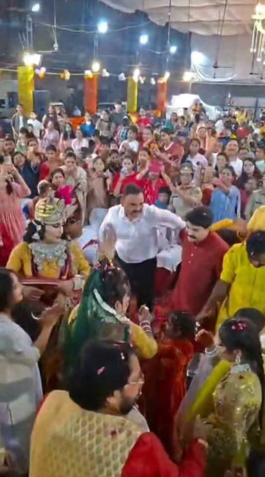 मेरठ पुलिस लाइन में कल रात श्रीकृष्ण जन्माष्टमी का भव्य आयोजन किया गया।
इस दौरान DIG कलानिधि नैथानी, SSP BBGTS मूर्ति, SP सिटी सहित तमाम पुलिस अफसर और उनके परिवार के लोग कृष्ण भजनों पर झूमते और नृत्य करते नजर आए। राधा-कृष्ण की झांकी के साथ फूलों की होली खेली गई।
पुलिस लाइन का नजारा किसी वृंदावन से कम नहीं लग रहा था।
#Meerut #MeerutPolice #Janmashtami #KrishnaJanmashtami #DIGKalanidhiNaithani #MeerutNews #DDMNews
---