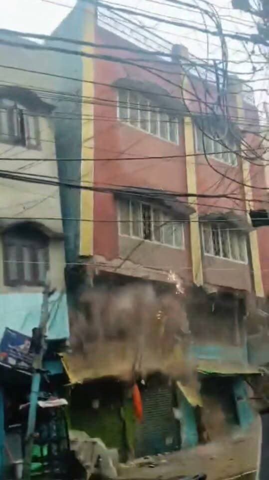 मुरादाबाद में ताश के पत्तों की तरह भरभराकर गिरी 3 मंजिला इमारत, मूसलाधार बारिश बनी वजह - बड़ा हादसा टला
मुरादाबाद। थाना मुगलपुरा क्षेत्र स्थित हमसफर बैंक्वेट हॉल के पास लगातार हो रही मूसलाधार बारिश के चलते एक तीन मंजिला जर्जर इमारत जमींदोज हो गई।
बताया जा रहा है कि यह इमारत पीतल कारोबारी सरफराज की थी। शनिवार को इमारत अचानक ताश के पत्तों की तरह भरभराकर ढह गई, जिसका लाइव वीडियो सामने आया है।
गनीमत रही कि हादसे के समय इमारत के अंदर या आसपास कोई व्यक्ति मौजूद नहीं था, जिससे एक बड़ा हादसा टल गया।
बताया गया कि नगर निगम ने एक दिन पहले ही इमारत को खतरनाक घोषित करते हुए मालिक को अल्टीमेटम दिया था। आम जनता की सुरक्षा को देखते हुए आसपास के रास्तों पर पहले ही बैरिकेडिंग लगाकर आवागमन रोक दिया गया था।
उप नगर आयुक्त अजीत कुमार सिंह के अनुसार, नगर निगम की समय रहते की गई सतर्कता और सुरक्षा व्यवस्था के कारण किसी तरह की जनहानि नहीं हुई और एक बड़ा हादसा टल गया।
#DDMNEWS #MoradabadNews #BuildingCollapse #Moradabad #Mughalpura #NagarNigam #ViralVideo #UPNews #MoradabadBreaking #Barish
---