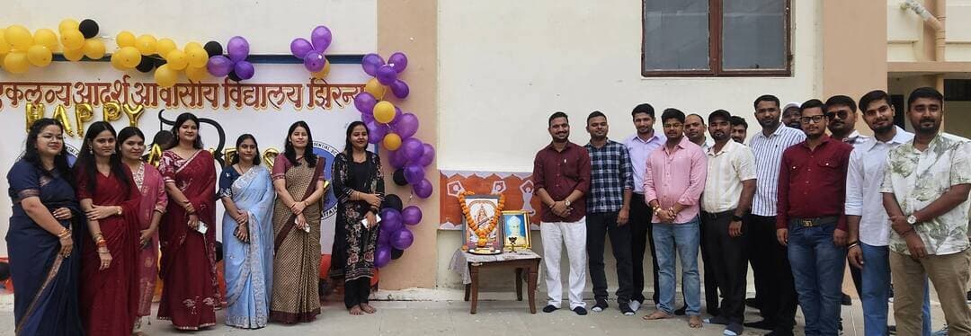 एकलव्य विद्यालय झिरन्या में शिक्षक दिवस एवं मॉडल युवा ग्राम सभा का आयोजन
________________
विद्यार्थियों ने शिक्षक के महत्व और ग्राम सभा की प्रक्रिया का किया प्रभावी प्रदर्शन
________________
नेतृत्व क्षमता एवं लोकतांत्रिक मूल्यों के विकास का दिया संदेश
________________
खरगोन 05 सितंबर 2026। एकलव्य आदर्श आवासीय विद्यालय झिरन्या में शिक्षक दिवस के अवसर पर विविध कार्यक्रमों का आयोजन उत्साह एवं गरिमापूर्ण वातावरण में किया गया। कार्यक्रम का मंच संचालन कक्षा 12वीं के छात्र अनिरुद्ध एवं यशस्वी ने किया। विद्यार्थियों ने शिक्षक दिवस के महत्व पर विचार व्यक्त करते हुए शिक्षकों के प्रति सम्मान एवं कृतज्ञता प्रकट की।
कार्यक्रम के अंत में प्रभारी प्राचार्य रश्मि मीणा ने सभी शिक्षकों एवं विद्यार्थियों को शिक्षक दिवस की शुभकामनाएं दीं। उन्होंने शिक्षक के महत्व एवं योगदान तथा विद्यार्थियों के जीवन में शिक्षा की भूमिका पर प्रकाश डाला।
इसी अवसर पर विद्यालय में मॉडल युवा ग्राम सभा का भी आयोजन किया गया। इसमें रेखा रानी, गरिमा भाटी, मोनिषा कपूर, विशाल यादव एवं मनोज बुनकर की महत्वपूर्ण सहभागिता रही। विद्यार्थियों ने ग्राम सभा के महत्व एवं जनभागीदारी की भूमिका को समझाते हुए ग्राम सभा की प्रक्रिया, बैठक संचालन तथा विभिन्न पदों के कार्य एवं दायित्वों का मॉडल के माध्यम से प्रभावी प्रदर्शन किया।
कार्यक्रम में शिक्षा, स्वास्थ्य, स्वच्छता, पेयजल, पर्यावरण संरक्षण एवं ग्रामीण विकास जैसे महत्वपूर्ण विषयों पर चर्चा की गई। मॉडल युवा ग्राम सभा के माध्यम से विद्यार्थियों में नेतृत्व क्षमता, निर्णय लेने की क्षमता, संवाद-कौशल, लोकतांत्रिक मूल्यों एवं सामाजिक उत्तरदायित्व की भावना विकसित करने का प्रयास किया गया।
#JansamparkMP #khargone
