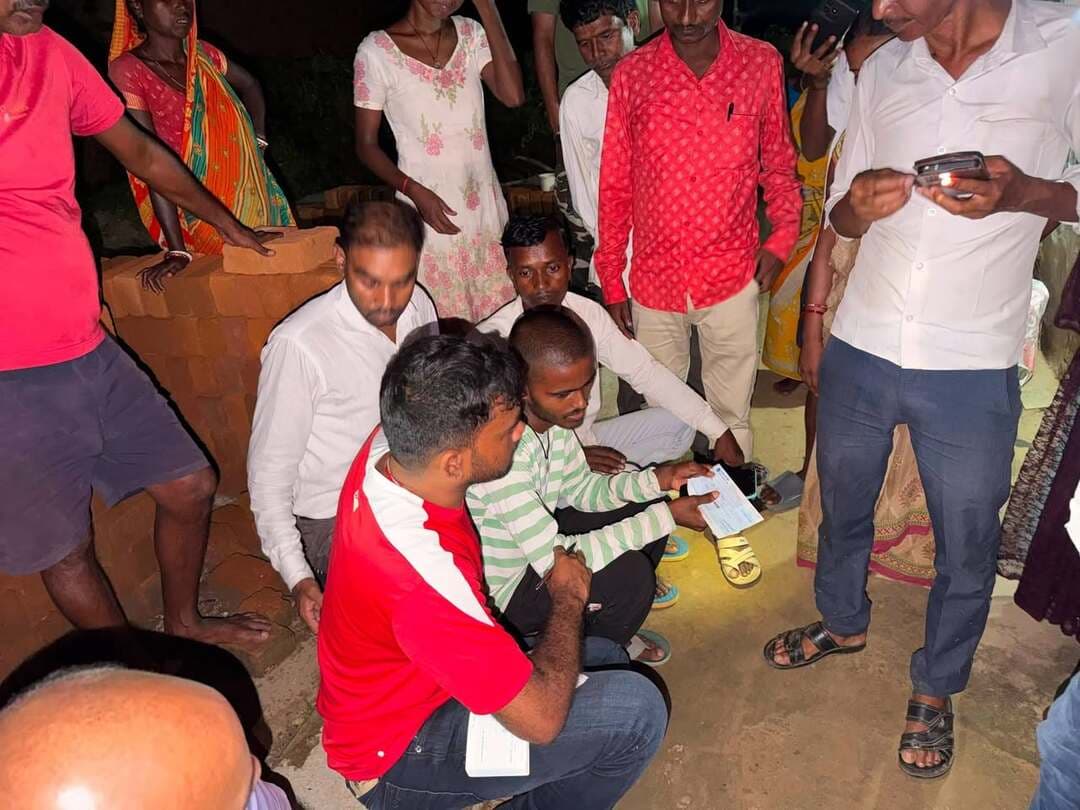 चार सड़क हादसा पीड़ित परिवारों के घर पहुंचे जयराम महतो, निजी वेतन से किया आर्थिक सहयोग
#बोकारो: चंदनकियारी विधानसभा क्षेत्र के चास प्रखंड अंतर्गत आमडीह पंचायत के पोखन्ना में 14 अगस्त को हुए सड़क हादसे में चार युवकों की मौत के बाद जयराम महतो ने पीड़ित परिवारों से मुलाकात कर आर्थिक सहयोग किया।
हादसे में आनंद महतो (16), डाक्टर महतो (20), धनंजय महतो (18) और कुणाल प्रमाणिक (18) की मौत हो गई थी। जयराम महतो ने बताया कि वह 16 अगस्त को भी चारों परिवारों के घर पहुंचे थे और परिजनों से मुलाकात की थी।
कार्यक्रम के दौरान दोबारा पीड़ित परिवारों के घर पहुंचने पर उन्होंने परिवारों की आर्थिक स्थिति और परेशानियों को करीब से देखा। इसके बाद उन्होंने अपने निजी वेतन से चारों परिवारों को अलग-अलग चेक के माध्यम से आर्थिक सहायता दी।
जयराम महतो ने कहा कि मुश्किल समय में सिर्फ संवेदना जताना ही पर्याप्त नहीं है, बल्कि जरूरत पड़ने पर परिवार के साथ खड़ा होना भी जरूरी है। उन्होंने कहा कि जरूरतमंद परिवारों की मदद के लिए वह आगे भी यथासंभव प्रयास करते रहेंगे।
उन्होंने दिवंगत युवकों की आत्मा की शांति और शोकाकुल परिवारों को इस दुख को सहने की शक्ति देने की प्रार्थना भी की।
#JairamMahato #जयराम_महतो #Chandankiyari #BokaroNews #JharkhandNews #RoadAccident #RoadAccidentNews #आर्थिक_सहयोग #पीड़ित_परिवार #JharkhandPolitics #JharkhandLatestNews #Bokaro #Chas #Amdih #LatestNews #ViralNews