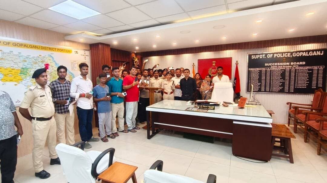 गोपालगंज में ऑपरेशन मुस्कान का छठा चरण सफल! 97 मोबाइल बरामद
गुम हुए 97 मोबाइल फोन बरामद कर पुलिस ने उन्हें उनके असली मालिकों को सुपुर्द कर दिया।
DIU और थाना पुलिस की टीम ने तकनीकी जांच और CEIR पोर्टल की मदद से यह कार्रवाई की।
🔹 ऑपरेशन मुस्कान के तहत अब तक 489 मोबाइल फोन बरामद
🔹 बरामद मोबाइलों की अनुमानित कीमत करीब 1 करोड़ रुपये
पुलिस की इस पहल से अपने खोए मोबाइल वापस पाने वाले लोगों के चेहरों पर खुशी देखने को मिली।
<nis:link nis:type=tag nis:id=gopalganj nis:value=Gopalganj nis:enabled=true nis:link/> <nis:link nis:type=tag nis:id=operationmuskaan nis:value=OperationMuskaan nis:enabled=true nis:link/> <nis:link nis:type=tag nis:id=gopalganjpolice nis:value=GopalganjPolice nis:enabled=true nis:link/> <nis:link nis:type=tag nis:id=biharpolice nis:value=BiharPolice nis:enabled=true nis:link/> <nis:link nis:type=tag nis:id=mobilerecovery nis:value=MobileRecovery nis:enabled=true nis:link/> <nis:link nis:type=tag nis:id=ceir nis:value=CEIR nis:enabled=true nis:link/> <nis:link nis:type=tag nis:id=awaaztimes nis:value=AwaazTimes nis:enabled=true nis:link/>