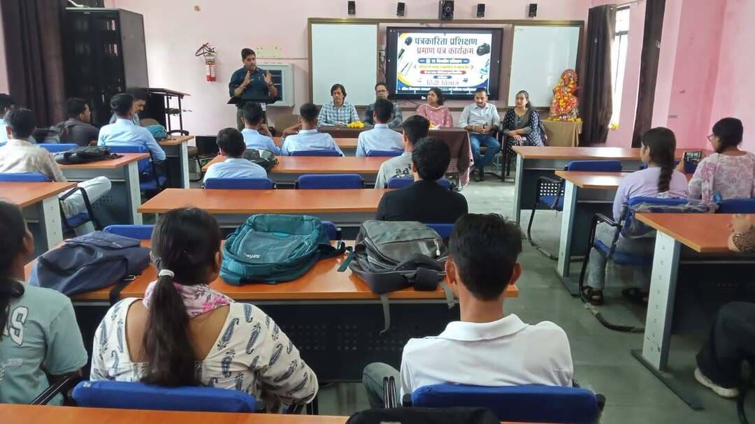 ➡️ कौशल विकास से विद्यार्थियों को मिलेंगे रोजगार के नए अवसर
➡️ शासकीय कला एवं वाणिज्य महाविद्यालय में 15 दिवसीय पत्रकारिता प्रशिक्षण कार्यक्रम का शुभारंभ
शासकीय कला एवं वाणिज्य (अग्रणी) महाविद्यालय, सागर में प्राचार्य डॉ. सरोज गुप्ता के मार्गदर्शन तथा पी.एम. ऊषा परियोजना प्रभारी एवं प्रभारी प्राचार्य डॉ. इमराना सिद्दीकी की उपस्थिति में 15 दिवसीय ‘पत्रकारिता प्रशिक्षण प्रमाण-पत्र कार्यक्रम’ का शुभारंभ हुआ। प्रशिक्षण का आयोजन महाविद्यालय के हिंदी विभाग द्वारा किया जा रहा है। कार्यक्रम का उद्देश्य विद्यार्थियों को पत्रकारिता के क्षेत्र में व्यावहारिक एवं रोजगारपरक कौशल प्रदान करना है।
कार्यक्रम में प्राचार्य डॉ. सरोज गुप्ता ने कहा कि पी.एम. ऊषा योजना के अंतर्गत आयोजित यह प्रशिक्षण विद्यार्थियों को बदलती व्यावसायिक आवश्यकताओं के अनुरूप तैयार करने की दिशा में महत्वपूर्ण पहल है। पत्रकारिता क्षेत्र में व्यावहारिक दक्षता विद्यार्थियों के लिए रोजगार एवं करियर के नए अवसर उपलब्ध कराने में सहायक होगी।
पी.एम. ऊषा परियोजना प्रभारी डॉ. इमराना सिद्दीकी ने कहा कि परियोजना के माध्यम से विद्यार्थियों को रोजगारपरक एवं कौशल आधारित प्रशिक्षण से जोड़ा जा रहा है। 15 दिवसीय प्रशिक्षण विद्यार्थियों की रचनात्मकता, अभिव्यक्ति क्षमता एवं व्यावसायिक दक्षता को विकसित करने में उपयोगी होगा।
कार्यक्रम के मुख्य अतिथि एवं इंक मीडिया संस्थान के निदेशक डॉ. आशीष द्विवेदी ने पत्रकारिता में तथ्यों की पड़ताल, रिपोर्टिंग, साक्षात्कार एवं डिजिटल मीडिया के व्यावहारिक ज्ञान की आवश्यकता पर प्रकाश डाला। विशिष्ट अतिथि आर.एस. पवार ने निष्पक्षता एवं सामाजिक उत्तरदायित्व को पत्रकारिता का आधार बताते हुए विद्यार्थियों से निरंतर अध्ययन करने और तथ्यों के प्रति ईमानदार रहने का आह्वान किया।
वाणिज्य विभागाध्यक्ष डॉ. अमर कुमार जैन ने डिजिटल युग में बदलती मीडिया तकनीकों एवं सोशल मीडिया के दौर में पत्रकारिता के क्षेत्र में उपलब्ध संभावनाओं की जानकारी दी। समाजशास्त्र विभागाध्यक्ष डॉ. प्रज्ञा दुबे ने संवेदनशील एवं जिम्मेदार पत्रकारिता पर बल दिया। भौतिकशास्त्र विभागाध्यक्ष डॉ. नीलम सिंह ने मीडिया में तकनीकी दक्षता एवं संचार कौशल के समन्वय की आवश्यकता बताई।
प्रशिक्षण प्रभारी एवं हिंदी विभागाध्यक्ष डॉ. राना कुंजर सिंह ने प्रशिक्षण की रूपरेखा प्रस्तुत करते हुए बताया कि 15 दिनों के दौरान विद्यार्थियों को समाचार लेखन, संपादन, रिपोर्टिंग, मीडिया भाषा एवं डिजिटल जर्नलिज्म का व्यावहारिक प्रशिक्षण दिया जाएगा। उन्होंने कार्यक्रम का संचालन भी किया।
कार्यक्रम के अंत में डॉ. अवधेश प्रताप सिंह ने अतिथियों, प्राध्यापकों एवं प्रशिक्षणार्थियों के प्रति आभार व्यक्त किया। इस अवसर पर महाविद्यालय के वरिष्ठ प्राध्यापक एवं बड़ी संख्या में प्रशिक्षणार्थी उपस्थित रहे।
CM Madhya Pradesh Dr Mohan Yadav Jansampark Madhya Pradesh #JansamparkMP #sagar