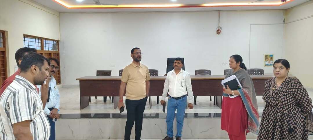➡️ जिला पंचायत सीईओ श्री गोमे ने किया जनपद पंचायत जैसीनगर का औचक निरीक्षण
जिला पंचायत मुख्य कार्यपालन अधिकारी श्री जगदीश कुमार गोमे द्वारा आज जनपद पंचायत जैसीनगर कार्यालय का औचक निरीक्षण किया गया। निरीक्षण के दौरान मुख्य कार्यपालन अधिकारी जनपद पंचायत जैसीनगर, सहायक यंत्री, शाखा प्रभारी एवं विभिन्न योजनाओं के प्रभारी अधिकारी-कर्मचारी उपस्थित रहे।
मुख्य कार्यपालन अधिकारी श्री गोमे ने विभागवार योजनाओं की प्रगति, निर्धारित लक्ष्यों के विरुद्ध उपलब्धि, लंबित प्रकरणों तथा मैदानी स्तर पर योजनाओं के क्रियान्वयन की जानकारी ली। इस दौरान पंचायत एवं ग्रामीण विकास विभाग की विभिन्न योजनाओं, हितग्राहीमूलक योजनाओं, निर्माण कार्यों, मनरेगा, प्रधानमंत्री आवास योजना, स्वच्छता गतिविधियों, सामाजिक सुरक्षा पेंशन एवं आजीविका मिशन सहित अन्य योजनाओं की समीक्षा की गई।
जिन योजनाओं एवं कार्यों में अपेक्षित प्रगति नहीं पाई गई, उनमें तत्काल सुधार करते हुए निर्धारित समय-सीमा में लक्ष्य प्राप्त करने के निर्देश दिए गए। लंबित प्रकरणों का प्राथमिकता से निराकरण तथा पात्र हितग्राहियों को योजनाओं का लाभ समयबद्ध रूप से दिलाना सुनिश्चित करने को कहा गया।
उन्होंने अधिकारियों को ग्राम पंचायतों का नियमित भ्रमण एवं निरीक्षण कर योजनाओं की मैदानी प्रगति की निगरानी करने तथा कार्यों में अनावश्यक विलंब पाए जाने पर आवश्यक कार्रवाई सुनिश्चित करने के निर्देश दिए। उन्होंने कहा कि शासन की प्राथमिकता वाली योजनाओं के क्रियान्वयन में लापरवाही अथवा अनावश्यक विलंब स्वीकार्य नहीं होगा।
निरीक्षण के दौरान कार्यालयीन व्यवस्थाओं, अभिलेखों के संधारण एवं कार्यप्रणाली की भी जानकारी ली गई। अधिकारियों-कर्मचारियों को निर्धारित प्रक्रिया एवं समय-सीमा के अनुरूप कार्यालयीन कार्यों का निष्पादन सुनिश्चित करने के निर्देश दिए गए।
CM Madhya Pradesh Dr Mohan Yadav Jansampark Madhya Pradesh #JansamparkMP #sagar