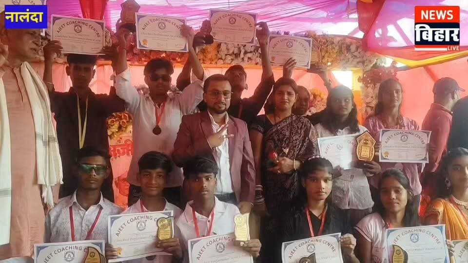 #नालंदा - शिक्षक दिवस पर अजीत कोचिंग सेंटर में सांस्कृतिक कार्यक्रम, मेधावी छात्र-छात्राएं हुए सम्मानित
देशभक्ति गीतों पर छात्र-छात्राओं ने दी शानदार प्रस्तुति, अतिथियों ने बढ़ाया बच्चों का उत्साह
नालंदा से संवाददाता राकेश कुमार
नालंदा जिले के चंडी प्रखंड क्षेत्र स्थित बेलछी मोड़ पर अजीत कोचिंग सेंटर की ओर से शिक्षक दिवस के अवसर पर शनिवार को भव्य सांस्कृतिक कार्यक्रम का आयोजन किया गया। कार्यक्रम में छात्र-छात्राओं ने देशभक्ति गीतों और संगीत पर एक से बढ़कर एक नृत्य एवं सांस्कृतिक प्रस्तुतियां देकर उपस्थित लोगों का मन मोह लिया। शानदार प्रस्तुतियों पर कार्यक्रम स्थल तालियों की गड़गड़ाहट से गूंज उठा।
कार्यक्रम का विधिवत शुभारंभ चंडी प्रखंड के जिला परिषद सदस्य निरंजन मालाकार, हरनौत नगर पंचायत के उप मुख्य पार्षद प्रतिनिधि सह समाजसेवी सुरेश सिंह और स्थानीय सामाजिक कार्यकर्ता मनोज कुमार ने संयुक्त रूप से फीता काटकर एवं दीप प्रज्वलित कर किया। कार्यक्रम में पहुंचने पर कोचिंग सेंटर के संचालक अजीत कुमार ने सभी मुख्य अतिथियों का अंगवस्त्र एवं माला पहनाकर स्वागत किया।
कार्यक्रम की शुरुआत भारत के पूर्व राष्ट्रपति एवं महान शिक्षाविद् डॉ. सर्वपल्ली राधाकृष्णन के चित्र पर पुष्पांजलि अर्पित कर की गई। इसके बाद कोचिंग सेंटर के संचालक अजीत कुमार एवं उनकी पत्नी ने केक काटकर शिक्षक दिवस मनाया। इस दौरान उपस्थित छात्र-छात्राओं और अभिभावकों ने उन्हें शुभकामनाएं दीं।
देशभक्ति प्रस्तुतियों ने बांधा समां
सांस्कृतिक कार्यक्रम के दौरान कोचिंग सेंटर के दर्जनों छात्र-छात्राओं ने देशभक्ति गीतों सहित विभिन्न गीतों पर आकर्षक नृत्य प्रस्तुत किए। बच्चों की शानदार प्रस्तुति देखकर मौजूद अभिभावक और अतिथि काफी उत्साहित नजर आए। हर प्रस्तुति के बाद लोगों ने तालियां बजाकर बच्चों का उत्साह बढ़ाया।
शिक्षक विद्यार्थियों के भविष्य का निर्माण करते हैं : निरंजन मालाकार
कार्यक्रम को संबोधित करते हुए जिला परिषद सदस्य निरंजन मालाकार ने कहा कि शिक्षक समाज के निर्माण में महत्वपूर्ण भूमिका निभाते हैं। शिक्षक केवल बच्चों को किताबी ज्ञान ही नहीं देते, बल्कि उन्हें संस्कार, अनुशासन और जीवन में आगे बढ़ने की दिशा भी दिखाते हैं। उन्होंने छात्र-छात्राओं से शिक्षकों का सम्मान करने और उनके बताए मार्ग पर चलने की अपील की।
उन्होंने कहा कि आज के विद्यार्थी ही देश का भविष्य हैं। विद्यार्थियों को अपनी पढ़ाई के साथ-साथ अनुशासन और अच्छे संस्कार को भी जीवन में अपनाना चाहिए।
शिक्षा के साथ संस्कार भी जरूरी : सुरेश सिंह
वहीं हरनौत नगर पंचायत के उप मुख्य पार्षद प्रतिनिधि सह समाजसेवी सुरेश सिंह ने कहा कि शिक्षक दिवस हमें अपने शिक्षकों के प्रति सम्मान और कृतज्ञता व्यक्त करने का अवसर देता है। शिक्षक विद्यार्थियों को सही दिशा देकर उनके भविष्य को संवारने का काम करते हैं। उन्होंने कहा कि शिक्षा के साथ बच्चों में अच्छे संस्कार और देशप्रेम की भावना विकसित करना भी बेहद जरूरी है।
हर वर्ष आयोजित होता है कार्यक्रम : अजीत कुमार
कोचिंग सेंटर के संचालक अजीत कुमार ने बताया कि प्रत्येक वर्ष की तरह इस वर्ष भी शिक्षक दिवस के अवसर पर कोचिंग सेंटर परिसर में सांस्कृतिक कार्यक्रम का आयोजन किया गया है। कार्यक्रम का उद्देश्य विद्यार्थियों को शिक्षा के साथ-साथ अपनी प्रतिभा प्रदर्शित करने के लिए मंच उपलब्ध कराना है।
उन्होंने बताया कि इस अवसर पर कक्षा आठवीं, नौवीं और दसवीं के दर्जनों छात्र-छात्राओं को मोमेंटो, मेडल एवं प्रशस्ति पत्र देकर सम्मानित किया गया। उन्होंने कहा कि विद्यार्थियों की मेहनत और प्रतिभा को प्रोत्साहित करने से उनमें आगे बढ़ने का आत्मविश्वास पैदा होता है।
अजीत कुमार ने कहा कि शिक्षक और विद्यार्थी का संबंध बेहद महत्वपूर्ण होता है। एक अच्छा शिक्षक विद्यार्थियों को केवल परीक्षा में सफलता के लिए नहीं, बल्कि जीवन में एक बेहतर इंसान बनने के लिए भी प्रेरित करता है। उन्होंने सभी विद्यार्थियों को नियमित रूप से पढ़ाई करने और अपने लक्ष्य के प्रति समर्पित रहने की सलाह दी।
कार्यक्रम के दौरान प्रियंका कुमारी, विकास कुमार, संध्या कुमारी, अनुराग कुमार, वर्षा कुमारी, अंशु कुमारी, रेखा कुमारी समेत बड़ी संख्या में छात्र-छात्राएं, अभिभावक एवं स्थानीय लोग मौजूद रहे। कार्यक्रम के सफल आयोजन को लेकर बच्चों और अभिभावकों में काफी उत्साह देखने को मिला।