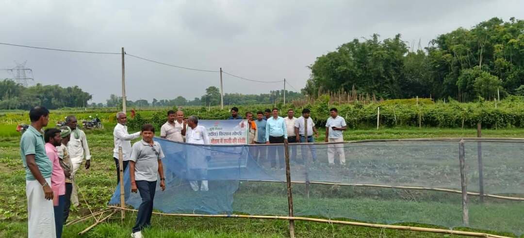 प्रेस विज्ञप्ति
समाहरणालय मधेपुरा
जिला जनसंपर्क कार्यालय
*खरीफ मौसम में सब्जी उत्पादन को बढ़ावा देने के लिए जिले में किसान गोष्ठियों का आयोजन*
मधेपुरा, 05 सितंबर 2026।
किसानों को खरीफ मौसम में सब्जियों की वैज्ञानिक एवं उन्नत खेती के प्रति जागरूक करने तथा उनकी उत्पादन क्षमता एवं आय में वृद्धि के उद्देश्य से जिले में ‘खरीफ किसान गोष्ठी’ का आयोजन किया जा रहा है। इसके तहत मधेपुरा प्रखंड के तुलसीबाड़ी पंचायत तथा जिले के अन्य प्रखंडों के विभिन्न पंचायतों में “खरीफ मौसम में सब्जी की खेती” विषय पर प्रशिक्षण कार्यक्रम आयोजित किए गए।
तुलसीबाड़ी पंचायत में आयोजित किसान गोष्ठी का विधिवत उद्घाटन प्रखंड तकनीकी प्रबंधक एवं कृषि विज्ञान केंद्र, मधेपुरा के वैज्ञानिकों द्वारा संयुक्त रूप से किया गया। कृषि विज्ञान केंद्र, मधेपुरा के वैज्ञानिकों ने तकनीकी सत्र में खरीफ मौसम में उगाई जाने वाली उन्नत एवं व्यावसायिक फसलों के उत्पादन, उत्पादकता, भंडारण एवं बाजार से संबंधित महत्वपूर्ण जानकारी किसानों को दी। साथ ही आधुनिक कृषि तकनीकों तथा फसलों में लगने वाले रोगों के प्रभावी उपचार एवं प्रबंधन के संबंध में भी विस्तारपूर्वक जानकारी दी गई।
जिला कृषि पदाधिकारी-सह-परियोजना निदेशक, आत्मा, मधेपुरा श्री रितेश रंजन ने बताया कि किसानों तक आधुनिक एवं वैज्ञानिक कृषि तकनीक पहुंचाने के उद्देश्य से जिले के सभी प्रखंडों में प्रखंडवार, तिथिवार एवं पंचायतवार खरीफ किसान गोष्ठियों का आयोजन किया जाएगा। प्रत्येक पंचायत में लगभग 75 से 100 कृषकों को प्रशिक्षण देने का लक्ष्य निर्धारित किया गया है।
प्रखंडवार किसान गोष्ठी कार्यक्रम
दिनांक प्रखंड पंचायत कार्यक्रम/क्लस्टर स्थल
05.09.2026 मधेपुरा तुलसीबाड़ी राजपुर मलिया अनमोल कुमार, सुधा बाई नं.-02 के प्रक्षेत्र पर
05.09.2026 सिंहेश्वर मानपुर पुष्पोत्तम कुमार, कबड्डा गोभीचौरी के प्रक्षेत्र पर
05.09.2026 शंकरपुर गिद्धा शिवशंकर मेहता, गिद्धा के प्रक्षेत्र पर
07.09.2026 घैलाढ़ झिटकिया नरेन्द्रचंद नवीन, झिटकिया के प्रक्षेत्र पर
07.09.2026 गम्हरिया ईटवा जीवछपुर अरुण साह, टोका सिंहपुर के प्रक्षेत्र पर
08.09.2026 उदाकिशुनगंज बीडी रणपाल गोपीकांत शर्मा, देवल के प्रक्षेत्र पर
जिला प्रशासन एवं कृषि विभाग का प्रयास है कि किसानों को खेत तक आधुनिक कृषि ज्ञान उपलब्ध कराते हुए खरीफ मौसम में सब्जी उत्पादन को अधिक लाभकारी एवं टिकाऊ बनाया जाए।
Information & Public Relations Department, Government of Bihar