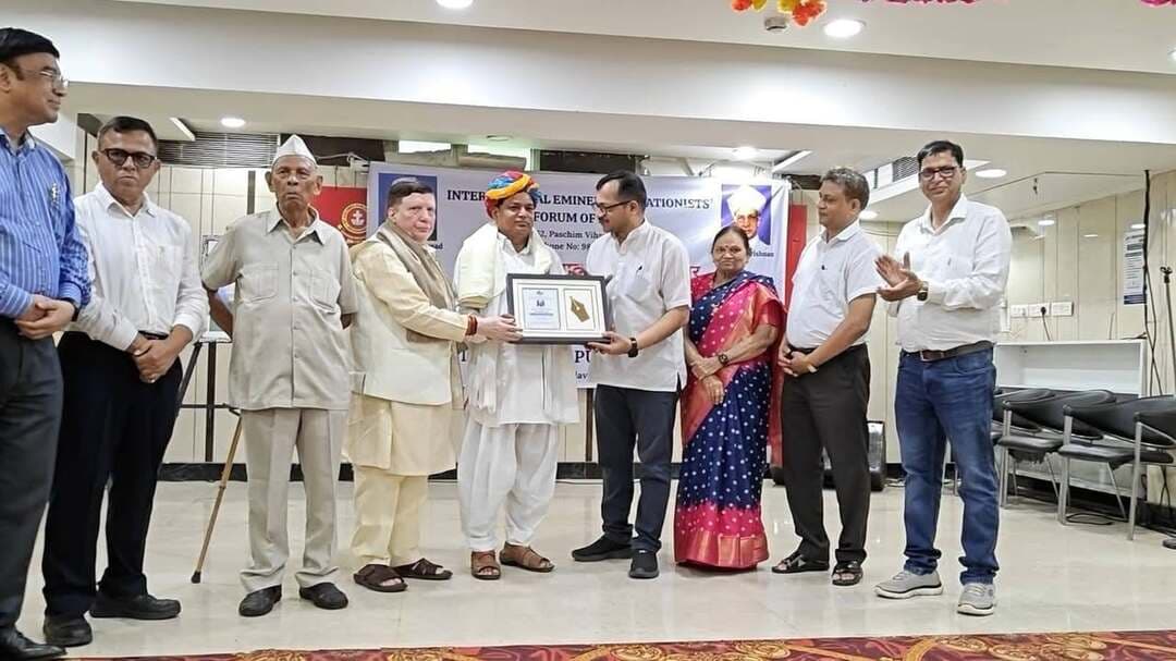 #भरतपुर। बयाना क्षेत्र के देहगांव मूल के वरिष्ठ अध्यापक शिव चरन लाल को शिक्षा के क्षेत्र में उनके उल्लेखनीय योगदान और समर्पण के लिए नई दिल्ली के इंटरनेशनल एमिनेंट एजुकेशनिस्ट्स फोरम ऑफ इंडिया द्वारा ‘डॉ. राजेंद्र प्रसाद टीचर्स अवॉर्ड’ से सम्मानित किया गया। वर्तमान में शहीद एलएनके भारत सिंह राजकीय वरिष्ठ माध्यमिक विद्यालय, दमदमा में शिवचरन हिंदी वरिष्ठ अध्यापक के रूप में कार्यरत हैं।