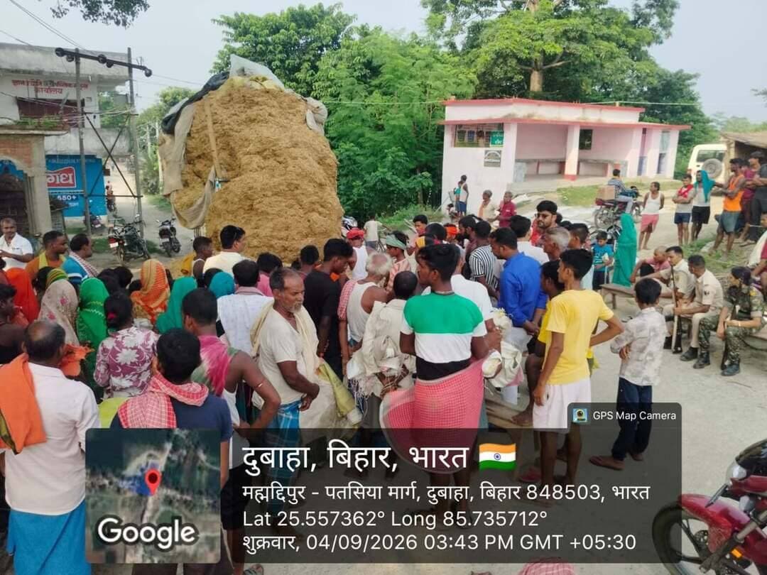 🌊 बाढ़ प्रभावित परिवारों को राहत सामग्री का वितरण..
गंगा नदी के बढ़ते जलस्तर को देखते हुए जिला प्रशासन, समस्तीपुर द्वारा मोहनपुर एवं मोहिउद्दीननगर प्रखंड के बाढ़ प्रभावित क्षेत्रों में राहत एवं सहायता कार्य तेज कर दिए गए हैं।
बाढ़ प्रभावित परिवारों के बीच आवश्यक फोडर (पशु चारा) एवं अन्य राहत सामग्री का वितरण कर उन्हें तत्काल राहत प्रदान की गई।
जिला प्रशासन द्वारा प्रभावित लोगों एवं पशुधन की सुरक्षा और आवश्यक सुविधाओं की उपलब्धता सुनिश्चित करने के लिए लगातार सक्रिय एवं तत्परता के साथ कार्य किया जा रहा है।
#Samastipur #DistrictAdministration #FloodRelief #GangaFlood #Mohanpur #Mohiuddinnagar #BiharFlood #ReliefDistribution #FloodAffected #SamastipurAdministration