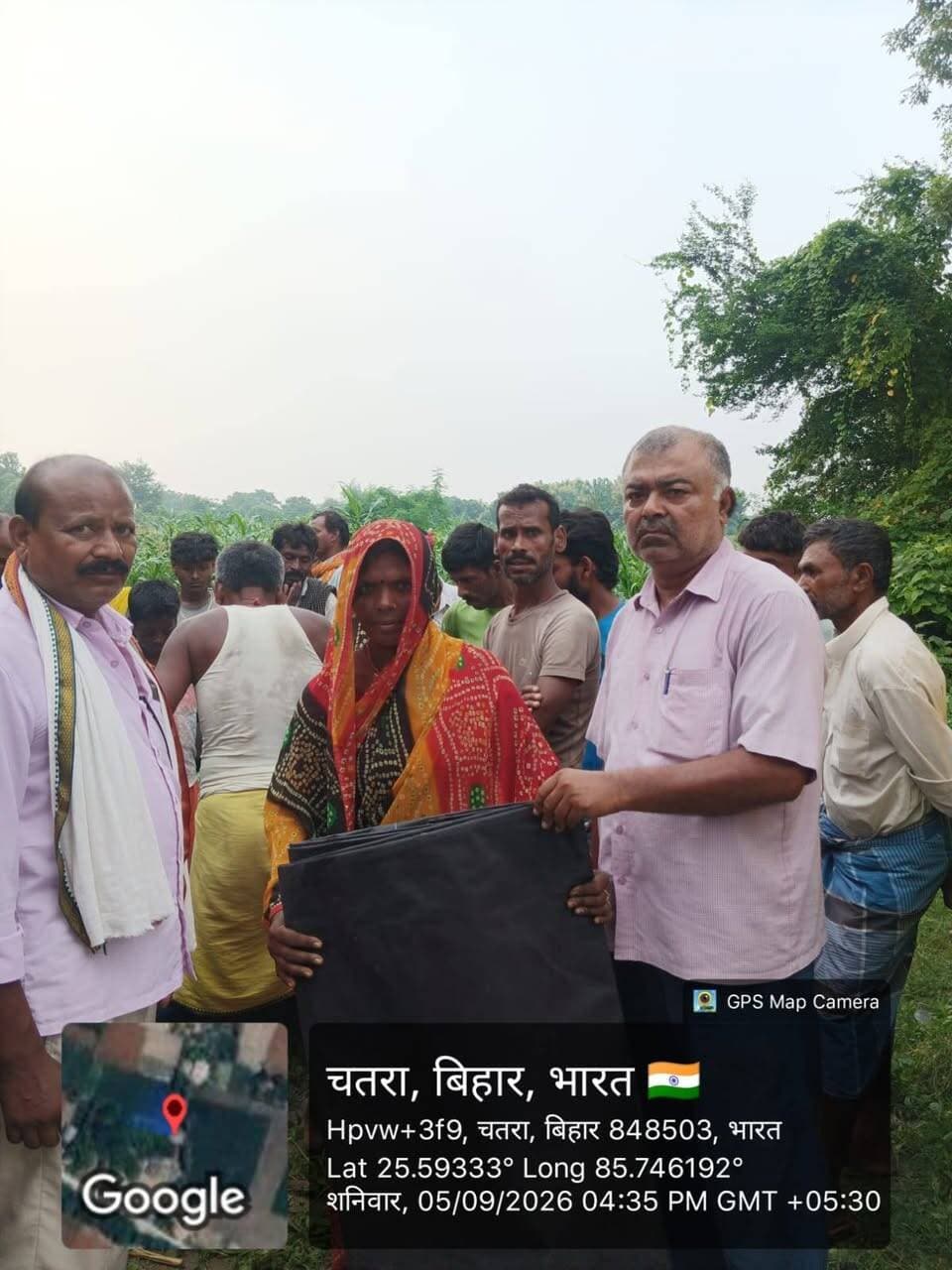 🌊 बाढ़ प्रभावित परिवारों को राहत सामग्री का वितरण..
गंगा नदी के बढ़ते जलस्तर को देखते हुए जिला प्रशासन, समस्तीपुर द्वारा मोहनपुर एवं मोहिउद्दीननगर प्रखंड के बाढ़ प्रभावित क्षेत्रों में राहत एवं सहायता कार्य तेज कर दिए गए हैं।
बाढ़ प्रभावित परिवारों के बीच पॉलीथिन शीट एवं अन्य राहत सामग्री का वितरण कर उन्हें तत्काल राहत प्रदान की गई।
जिला प्रशासन द्वारा प्रभावित लोगों एवं पशुधन की सुरक्षा और आवश्यक सुविधाओं की उपलब्धता सुनिश्चित करने के लिए लगातार सक्रिय एवं तत्परता के साथ कार्य किया जा रहा है।
#Samastipur #DistrictAdministration #FloodRelief #GangaFlood #Mohanpur #Mohiuddinnagar #BiharFlood #ReliefDistribution #FloodAffected #SamastipurAdministration
Information & Public Relations Department, Government of Bihar