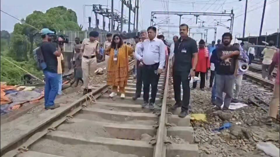 ধস-বিপর্যয় কাটিয়ে পরীক্ষামূলকভাবে ট্রেন চলল ফরাক্কায়!