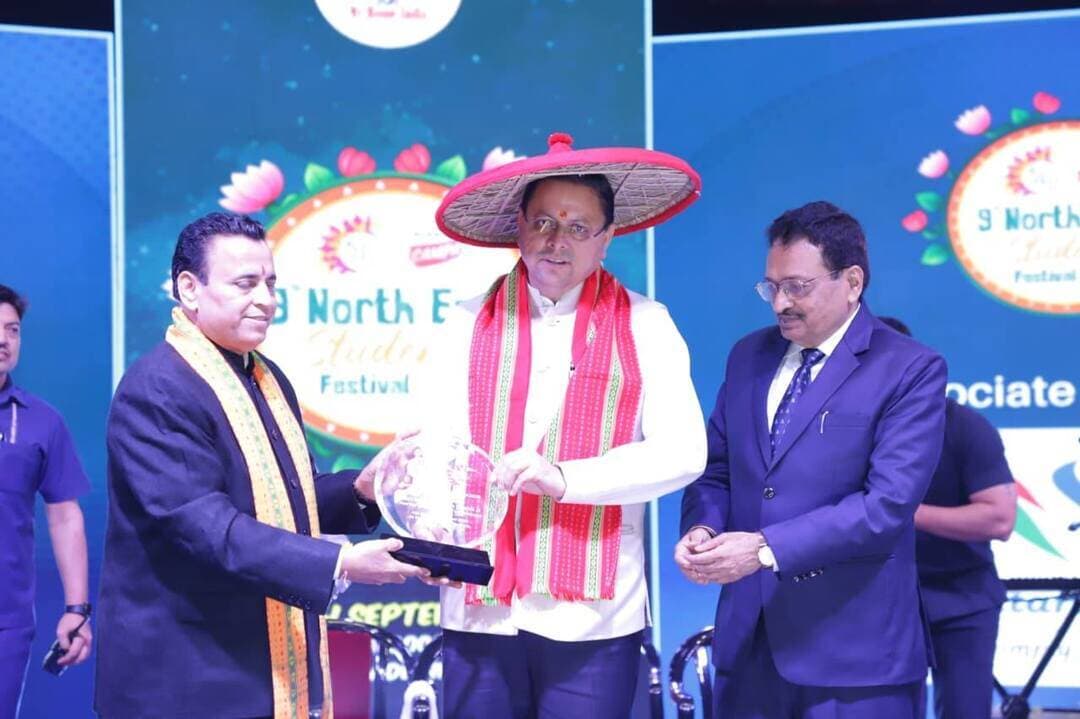 मुख्यमंत्री श्री पुष्कर सिंह धामी ने नई दिल्ली स्थित तालकटोरा स्टेडियम में My Home India द्वारा आयोजित “NeST Fest-2026” कार्यक्रम में प्रतिभाग किया। इस अवसर पर उन्होंने पूर्वोत्तर राज्यों से आए छात्र-छात्राओं एवं युवाओं का देवभूमि उत्तराखण्ड की ओर से स्वागत किया और कार्यक्रम के सफल आयोजन के लिए My Home India की टीम को बधाई दी।
मुख्यमंत्री श्री धामी ने शिक्षक दिवस के अवसर पर देशभर के सभी शिक्षकों को शुभकामनाएं दीं तथा महान शिक्षाविद् एवं पूर्व राष्ट्रपति डॉ. सर्वपल्ली राधाकृष्णन को उनकी जयंती पर श्रद्धापूर्वक नमन किया।
मुख्यमंत्री ने कहा कि इतनी बड़ी संख्या में उपस्थित युवा ऊर्जा के बीच उन्हें भारत का उज्ज्वल भविष्य दिखाई दे रहा है। युवा केवल विद्यार्थी नहीं, बल्कि देश की उस युवा शक्ति के प्रतिनिधि हैं, जिनमें बड़े से बड़े सपनों को साकार करने का साहस और सामर्थ्य है।
उन्होंने कहा कि NeST Fest केवल एक सामान्य कार्यक्रम नहीं, बल्कि पूर्वोत्तर भारत की समृद्ध संस्कृति, गौरवशाली परंपराओं और देश की एकता-अखंडता का प्रतीक है। पूर्वोत्तर और उत्तराखण्ड के रहन-सहन, पहाड़ी परिवेश तथा भौगोलिक परिस्थितियों में कई समानताएं हैं। ऐसे आयोजनों के माध्यम से दोनों क्षेत्रों के बीच आत्मीयता और मजबूत होती है।
मुख्यमंत्री ने कहा कि पूर्वोत्तर भारत देश के अन्य हिस्सों के बीच भावनात्मक एकता का सेतु बन गया है। My Home India द्वारा पूर्वोत्तर के युवाओं को देश के विभिन्न हिस्सों से जोड़ने का कार्य राष्ट्रीय एकता की भावना को मजबूत कर रहा है। यही भावना प्रधानमंत्री श्री नरेंद्र मोदी के “एक भारत, श्रेष्ठ भारत” के संकल्प को जन-जन तक पहुंचाने का माध्यम बन रही है।
उन्होंने कहा कि पूर्वोत्तर भारतीय संस्कृति के उस चमकते हुए मुकुट के समान है, जिसके बिना भारत की विविधता और सुंदरता अधूरी है। यह क्षेत्र सामरिक दृष्टि से भी अत्यंत महत्वपूर्ण है और देश की सुरक्षा में सशक्त प्रहरी की भूमिका निभाता है। पूर्वोत्तर ने मैरी कॉम, मीराबाई चानू, लवलीना बोरगोहेन, बाइचुंग भूटिया और भारत रत्न स्व. भूपेन हजारिका जैसी अनेक महान प्रतिभाएं देश को दी हैं, जिन्होंने अपनी प्रतिभा और परिश्रम से भारत का नाम रोशन किया है।
मुख्यमंत्री ने कहा कि प्रधानमंत्री श्री नरेंद्र मोदी ने पूर्वोत्तर को कभी देश से दूर नहीं माना, बल्कि उसे दिल के करीब रखा और देश के विकास का महत्वपूर्ण ग्रोथ इंजन माना। दशकों पुरानी “लुक ईस्ट” नीति को आगे बढ़ाते हुए “एक्ट ईस्ट” और “फास्ट ईस्ट” की दिशा में प्रभावी कदम उठाए गए हैं।
उन्होंने कहा कि वर्ष 2014 के बाद पूर्वोत्तर में सड़क, पुल, सुरंग, जलमार्ग, गैस ग्रिड, मोबाइल कनेक्टिविटी और ऑप्टिकल फाइबर सहित अनेक क्षेत्रों में तेजी से विकास हुआ है। भारत-म्यांमार-थाईलैंड त्रिपक्षीय राजमार्ग जैसी परियोजनाओं से पूर्वोत्तर में व्यापार और आर्थिक गतिविधियों के नए द्वार खुले हैं। आज पूर्वोत्तर देश के विकास में महत्वपूर्ण भूमिका निभा रहा है।
मुख्यमंत्री ने कहा कि इन विकास प्रयासों के केंद्र में पूर्वोत्तर का युवा है। प्रधानमंत्री श्री नरेंद्र मोदी ने युवाओं को केवल देश का भविष्य नहीं, बल्कि वर्तमान की सबसे बड़ी परिवर्तनकारी शक्ति माना है। इसी सोच के साथ डिजिटल इंडिया, स्किल इंडिया, मेक इन इंडिया और फिट इंडिया जैसी पहलों के माध्यम से युवाओं को आगे बढ़ने के अवसर प्रदान किए जा रहे हैं।
उन्होंने कहा कि शिक्षा, कौशल और खेल के क्षेत्र में पूर्वोत्तर में अभूतपूर्व कार्य हुए हैं। हजारों करोड़ रुपये की परियोजनाएं धरातल पर उतरी हैं, नए विद्यालय और मेडिकल कॉलेज स्थापित हुए हैं तथा उच्च शिक्षा और कौशल विकास के नए संस्थान विकसित किए गए हैं। इससे पूर्वोत्तर के युवाओं को आगे बढ़ने के लिए बेहतर अवसर मिल रहे हैं।
मुख्यमंत्री ने वर्ष 2025 में उत्तराखण्ड में आयोजित राष्ट्रीय खेलों का उल्लेख करते हुए कहा कि इसमें देशभर के 10 हजार से अधिक खिलाड़ियों ने प्रतिभाग किया। उत्तराखण्ड से राष्ट्रीय खेलों की मशाल पूर्वोत्तर भेजी गई है। उन्होंने विश्वास व्यक्त किया कि पूर्वोत्तर में होने वाले राष्ट्रीय खेल भी खिलाड़ियों और युवाओं के लिए नए अवसर लेकर आएंगे तथा देशभर के खिलाड़ियों को उत्तराखण्ड की तरह ही बेहतर अनुभव प्राप्त होगा।
उन्होंने कहा कि पूर्वोत्तर के युवा खिलाड़ी आज अपनी प्रतिभा, मेहनत और जज्बे के बल पर राष्ट्रीय एवं अंतरराष्ट्रीय मंचों पर शानदार प्रदर्शन कर रहे हैं और देश का गौरव बढ़ा रहे हैं।
मुख्यमंत्री ने पूर्वोत्तर से उत्तराखण्ड में शिक्षा प्राप्त करने आए छात्र-छात्राओं का स्वागत करते हुए कहा कि “देवभूमि उत्तराखण्ड आपका अपना घर है।” उन्होंने कहा कि प्रदेश में रह रहे पूर्वोत्तर के युवाओं की सुरक्षा, सम्मान और प्रगति राज्य सरकार की सर्वोच्च प्राथमिकताओं में शामिल है।
मुख्यमंत्री ने युवाओं का आह्वान किया कि वे खूब पढ़ें, खूब खेलें, बड़े सपने देखें और उन्हें पूरा करने के लिए पूरी मेहनत से आगे बढ़ें। उन्होंने कहा कि युवा विकसित भारत के निर्माण में अग्रणी भूमिका निभाएं और प्रधानमंत्री श्री नरेंद्र मोदी के विकसित भारत के संकल्प को साकार करने में अपना महत्वपूर्ण योगदान दें।