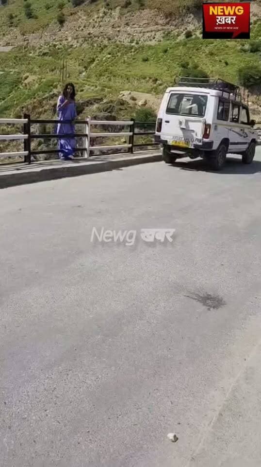 #Tragic
डोडा में दर्दनाक हादसा: युवती ने चिनाब नदी में लगाई छलांग
जम्मू-कश्मीर के डोडा जिले के प्रेमनगर में शिवा-पुल से एक युवती ने चिनाब नदी में छलांग लगा दी।
घटना की जानकारी मिलते ही स्थानीय लोगों और पुलिस ने बचाव अभियान शुरू कर दिया है। युवती की पहचान और छलांग लगाने के कारणों का अभी पता नहीं चल पाया है।
प्रशासन ने लोगों से अफवाहों से बचने और नदी से दूर रहने की अपील की है। #sucideawareness2024 #kashmirvalley