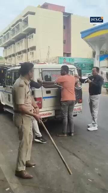 गुजरात के भावनगर में फैसल खान पर अपनी हिंदू लिव-इन पार्टनर काजल की हत्या करने का आरोप है।
गिरफ्तारी के बाद गुजरात पुलिस ने आरोपी को शहर की सड़कों पर पैदल घुमाया।