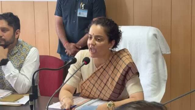 साँसद कंगना रनौत मंडी में अधिकारियों की क्लास लेती हुई