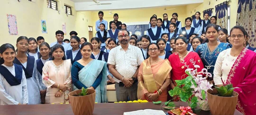 शिक्षक दिवस पर विद्यार्थियों ने सीखी मंच संचालन और नेतृत्व की बारीकियां
===================================
इंदिरा गांधी शासकीय पॉलीटेक्निक महाविद्यालय धरमटेकरी में आज शिक्षक दिवस का आयोजन इस बार पारंपरिक समारोह के बजाय वर्कशॉप के रूप में किया गया। मॉडर्न ऑफिस मैनेजमेंट (एमओएम) एवं कंप्यूटर साइंस एंड इंजीनियरिंग (सीएसई) के विद्यार्थियों ने शिक्षकों के सम्मान में आयोजित कार्यक्रम में मंच संचालन, कार्यक्रम प्रबंधन और नेतृत्व कौशल का व्यावहारिक प्रशिक्षण प्राप्त किया।
कार्यक्रम का संचालन श्री हर्षित विश्वकर्मा, कनिष्क, भूमिका गुप्ता, पूर्व यादव, महक कुरैशी, शौर्य मानकर, पुष्कर मालवी, दामिनी विश्वकर्मा एवं ख्वाहिश खान ने किया। विद्यार्थियों ने कार्यक्रम की रूपरेखा तैयार करने से लेकर मंच संचालन तक की जिम्मेदारियां स्वयं संभालीं।
संस्था के प्राचार्य डॉ. आलोक कुमार यादव ने विद्यार्थियों को संबोधित करते हुए कहा कि पहल करने से नेतृत्व का गुण विकसित होता है। किसी भी कार्यक्रम को सफल बनाने के लिए उसकी रूपरेखा तैयार कर व्यवस्थित एवं संगठित तरीके से कार्य करना आवश्यक है। उन्होंने कहा कि किताबें पढ़ने से शब्द भंडार और भाषा शैली विकसित होती है। वर्तमान समय में इलेक्ट्रॉनिक मीडिया और विभिन्न गैजेट्स लेखन शैली को विकसित करने के उपयोगी माध्यम हैं, लेकिन विद्यार्थियों की मौलिकता उनके अपने विचारों और भावनाओं में निहित है। उन्होंने विद्यार्थियों से अपने विचारों एवं भावनाओं को निरंतर उन्नत करने का आह्वान किया।
अपने विद्यार्थी जीवन के संस्मरण साझा करते हुए डॉ. यादव ने बताया कि विद्यालय के दिनों में मंच संचालन की कला में दक्षता उन्हें अपने स्वर्गीय प्राचार्य से मिली, जबकि लेखन क्षमता विकसित करने में उनके स्कूली शिक्षकों का महत्वपूर्ण योगदान रहा। इस दौरान उन्होंने अपने शिक्षकों के प्रति कृतज्ञता व्यक्त की।
एमओएम विभागाध्यक्ष श्रीमती नीलम खासकलम ने अपने जीवन में शिक्षकों के योगदान को याद करते हुए कहा कि अच्छा गुरु मिलना भाग्य की बात है, लेकिन अच्छे शिष्य मिलना सौभाग्य की बात है। उन्होंने कहा कि विद्यार्थियों का प्रेम, आत्मीयता और सम्मान उनके लिए बेहद भावुक करने वाला है। कार्यक्रम में विद्यार्थियों के लिए क्विज का भी आयोजन किया गया। सीएसई विभाग की अतिथि व्याख्याता श्रीमती ममता बघेल ने क्विज का संचालन किया, जिसमें तमन्ना भलावी और भावना विजेता रहीं।
इस अवसर पर श्रीमती ओम कटकवार, श्रीमती शाइस्ता मंसूरी, श्रीमती स्वाति चौरसिया, श्री राधेश्याम सनोदिया एवं श्रीमती अर्चना तिवारी उपस्थित थीं। कार्यक्रम की विशेषता यह रही कि विद्यार्थियों ने शिक्षक दिवस को केवल सम्मान समारोह तक सीमित न रखते हुए इसे सीखने और व्यावहारिक कौशल विकसित करने की कार्यशाला के रूप में आयोजित किया। इससे विद्यार्थियों ने मंच संचालन, कार्यक्रम की रूपरेखा तैयार करने, समन्वय, प्रस्तुतीकरण और नेतृत्व जैसी महत्वपूर्ण व्यावहारिक बारीकियां सीखीं।
#procwa #छिन्दवाड़ा
#JansamparkMP
Jansampark Madhya Pradesh