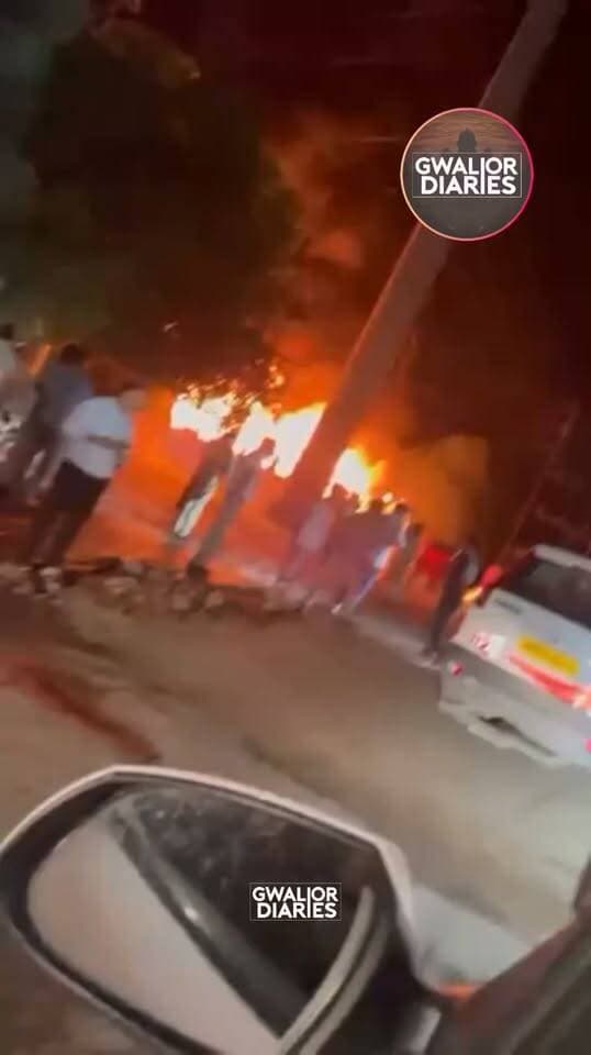 ग्वालियर के चेतकपुरी चौराहे पर बस में लगी आग, बस जलकर खाक...