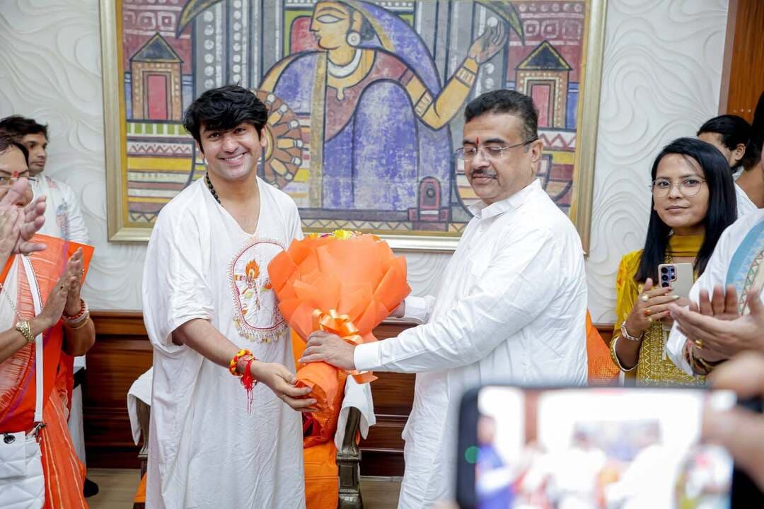 कोलकाता सौजन्य भवन में बागेश्वर सरकार का सुबेंदु सरकार ने किया भव्य अभिनंदन
सीएम हाउस में लगेगा बागेश्वर सरकार का दरबार मंत्री के पर्ची निकालने के आग्रह पर बोले बागेश्वर सरकार
कोलकाता में श्री हनुमंत कथा के द्वितीय दिवस के उपरांत पूज्य बागेश्वर सरकार का सौजन्य भवन में मुख्यमंत्री श्री शुभेंदु अधिकारी ने भव्य स्वागत एवं अभिनंदन किया,मुख्यमंत्री सहित मंत्रिमंडल के सदस्यों और अधिकारियों ने उत्साह एवं श्रद्धाभाव के साथ बागेश्वर सरकार का स्वागत करते हुए माँ दुर्गा का चित्र एवं पूजन सामग्री भेंट की इसके पश्चात पूज्य बागेश्वर सरकार ने मुख्यमंत्री श्री शुभेंदु अधिकारी, उनके मंत्रिमंडल के सदस्यों एवं अधिकारियों के साथ रात्रि भोज में सहभागिता की। इस दौरान आत्मीयता और सौहार्दपूर्ण वातावरण में विभिन्न धार्मिक विषयों पर संवाद भी हुआ,इस दौरान भोजन के दौरान किसी मंत्री ने बागेश्वर सरकार से निवेदन किया कि पर्ची निकाल दीजिए बाबा,तो बागेश्वर सरकार ने कहा कि एक दिन का दिव्य दरबार सीएम हाऊस में लगाना चाहिए,सीएम सहित बागेश्वर सरकार ने सभी मंत्रियों और विधायकों को किया बागेश्वर धाम के लिय आमंत्रित।
