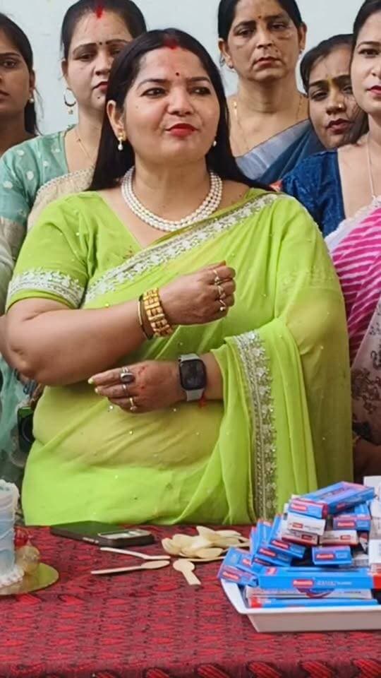 शिक्षक दिवस के अवसर पर सविता चतुर्वेदी ने कहा कि शिक्षक बनकर बच्चों को पढ़ाना और उन्हें सही दिशा देना गर्व की बात है। शिक्षक केवल किताबी ज्ञान ही नहीं देते, बल्कि बच्चों को संस्कार, अनुशासन, मेहनत और जीवन में आगे बढ़ने की तमाम महत्वपूर्ण बातें भी सिखाते हैं।