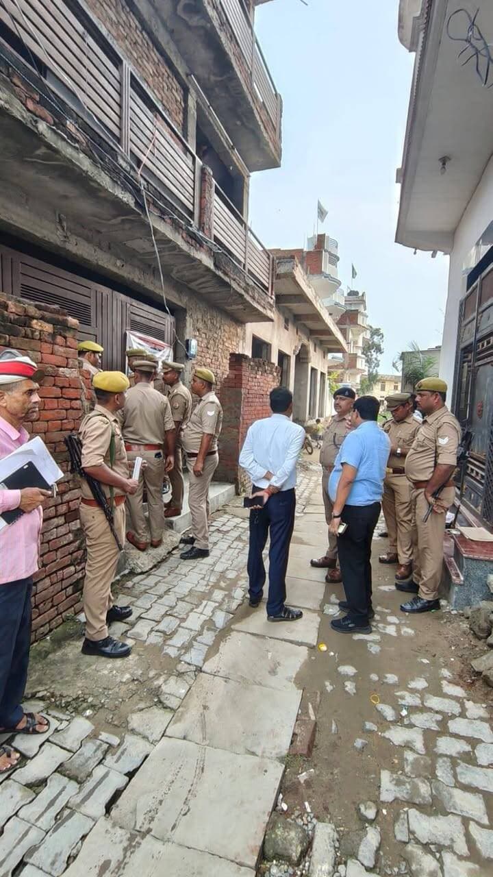 गैंगस्टर एक्ट का अभियुक्त मसूद अख्तर उर्फ मसूद अहमद मकान कुर्क
#maunews #MAU #maupolice
अपराध से अर्जित धन अपनी पत्नी के नाम बनवाया गया तीन मंजिला मकान अनुमानित कीमत लगभग 93,53,000 (तिरानवे लाख तिरपन हजार रूपये) के धारा 14(1) गैंगस्टर अधिनियम के अन्तर्गत कुर्क