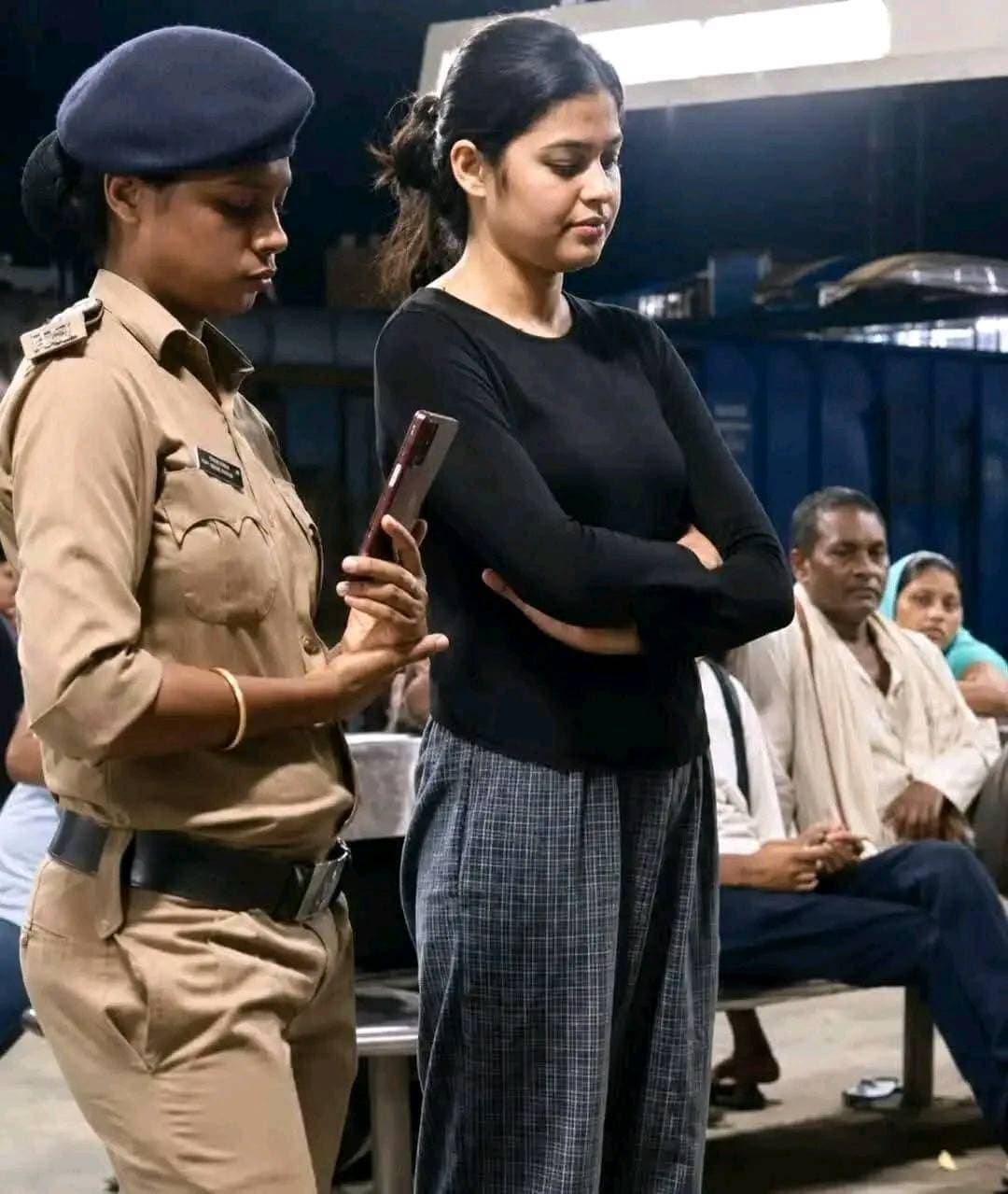 नीतीश कुमार हमेशा कहा करते थे कि शराबबंदी से सबसे ज्यादा फायदा महिलाओं को है, आज देखने को भी मिल गया।
मॉडर्न ड्रेस में दिखने वाली इस महिला को देखकर आपको लग रहा होगा कि यह कोई मॉडल है, लेकिन समस्तीपुर रेलवे स्टेशन पर जैसे ही इसके बैग की तलाशी ली गई, पूरा राज ही खुल गया और पुलिस भी हैरान रह गई।
दिल्ली से जयनगर जा रही 12561 स्वतंत्रता सेनानी एक्सप्रेस के लग्जरी कोच 'फर्स्ट क्लास एसी कोच' में चेकिंग के दौरान इस युवती के पास से ब्रांडेड शराब की बोतलों से भरे दो सूटकेस बरामद किए गए है।
रेलवे सुरक्षा बल (RPF) और जीआरपी द्वारा की गई जांच में दोनों सूटकेस से भारी मात्रा में विदेशी शराब बरामद हुई। प्रारंभिक जांच में आशंका जताई जा रही है कि आरोपी दिल्ली से बिहार की ओर शराब की तस्करी में शामिल थी, जो लंबे समय से यह कारोबार कर रही थी।
#bihar