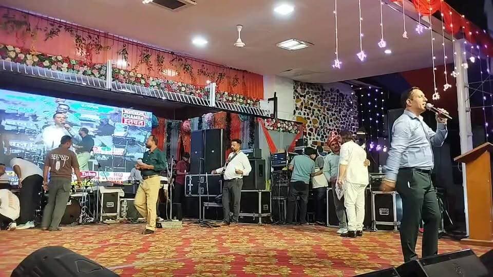 सुरंगानी छिंज मेला 2026 की पहली सांस्कृतिक संध्या LIVE 🎤🎶 | कलाकारों की शानदार प्रस्तुतियों से सजी शाम
#SuranganiChhinjMela2026 #SuranganiMela #Chamba #ChambaToday #ChambaNews #HimachalPradesh #CulturalNight #Live #ViralVideo #Trending