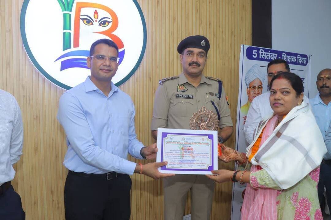 बलरामपुर में शिक्षक दिवस पर गुरुजनों का सम्मान।
कलेक्ट्रेट सभागार में आयोजित शिक्षक सम्मान समारोह में उत्कृष्ट कार्य करने वाले 29 शिक्षक एवं कार्मिक सम्मानित किए गए।
जिलाधिकारी डॉ. विपिन कुमार जैन एवं पुलिस अधीक्षक मार्तण्ड प्रकाश सिंह ने भारत रत्न डॉ. सर्वपल्ली राधाकृष्णन के चित्र पर माल्यार्पण कर उन्हें नमन किया।
इस दौरान कहा गया कि शिक्षक केवल बच्चों को पढ़ाते ही नहीं, बल्कि उनके व्यक्तित्व निर्माण और राष्ट्र के उज्ज्वल भविष्य की नींव भी तैयार करते हैं।
उत्कृष्ट कार्य करने वाले शिक्षकों को सम्मान मिलने से शिक्षा जगत में खुशी का माहौल रहा।
📍 बलरामपुर | 5 सितंबर 2026
#Balrampur #शिक्षक_दिवस #TeacherDay2026 #शिक्षक_सम्मान #BalrampurNews #BreakingNews #UPNews #TeacherDay #Education #बलरामपुर_न्यूज