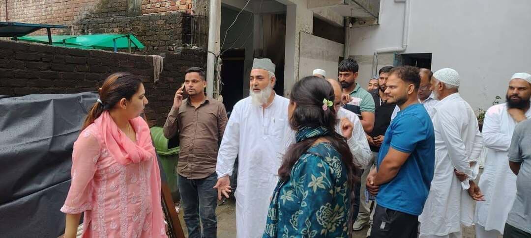 🚨125 बच्चों की पढ़ाई, लेकिन पंजीकरण का प्रमाण नहीं! प्रशासन ने मदरसा किया सील
जनपद में मदरसों के निरीक्षण का अभियान जारी है। शनिवार को जिला प्रशासन की टीम ने आजाद कॉलोनी और मेहूंवाला माफी क्षेत्र में संचालित मदरसों का निरीक्षण किया। इस दौरान आजाद कॉलोनी में एक मदरसा बिना पंजीकरण के संचालित पाया गया, जिसे प्रशासन ने तत्काल सील कर दिया।
प्रशासनिक टीम में उप जिलाधिकारी सदर, खंड शिक्षा अधिकारी रायपुर और जिला अल्पसंख्यक कल्याण अधिकारी शामिल रहे। टीम ने आजाद कॉलोनी स्थित मदरसा जामिया-तुस-सलाम अल-इस्लामिया का निरीक्षण किया। यहां करीब 125 बच्चे अध्ययनरत मिले। निरीक्षण के दौरान मदरसा संचालक मौके पर मौजूद नहीं थे और उनके भाई भी पंजीकरण से संबंधित कोई प्रमाण-पत्र प्रस्तुत नहीं कर सके। इसके बाद टीम ने मदरसे को सील कर दिया।
इसके बाद मदरसा दार-ए-अरकम का निरीक्षण किया गया। यहां भी पंजीकरण प्रमाण-पत्र प्रस्तुत नहीं किया जा सका, हालांकि मौके पर कोई बच्चा अध्ययनरत नहीं मिला और मदरसा संचालित नहीं पाया गया। प्रशासन ने संचालक से लिखित शपथ-पत्र लिया कि विधिवत पंजीकरण के बिना मदरसे का संचालन नहीं किया जाएगा।
वहीं, मेहूंवाला माफी स्थित मदरसा दारुल उलूम रहीमिया के निरीक्षण के दौरान भी मदरसा बंद मिला और कोई बच्चा मौजूद नहीं था। संचालक से भी बिना आवश्यक पंजीकरण के मदरसा संचालित नहीं करने का लिखित शपथ-पत्र लिया गया।
जिला प्रशासन ने कहा कि जनपद में संचालित शिक्षण संस्थानों में निर्धारित नियमों और मानकों का पालन सुनिश्चित कराया जाएगा। बिना आवश्यक पंजीकरण के संस्थान संचालित पाए जाने पर नियमानुसार कार्रवाई की जाएगी।